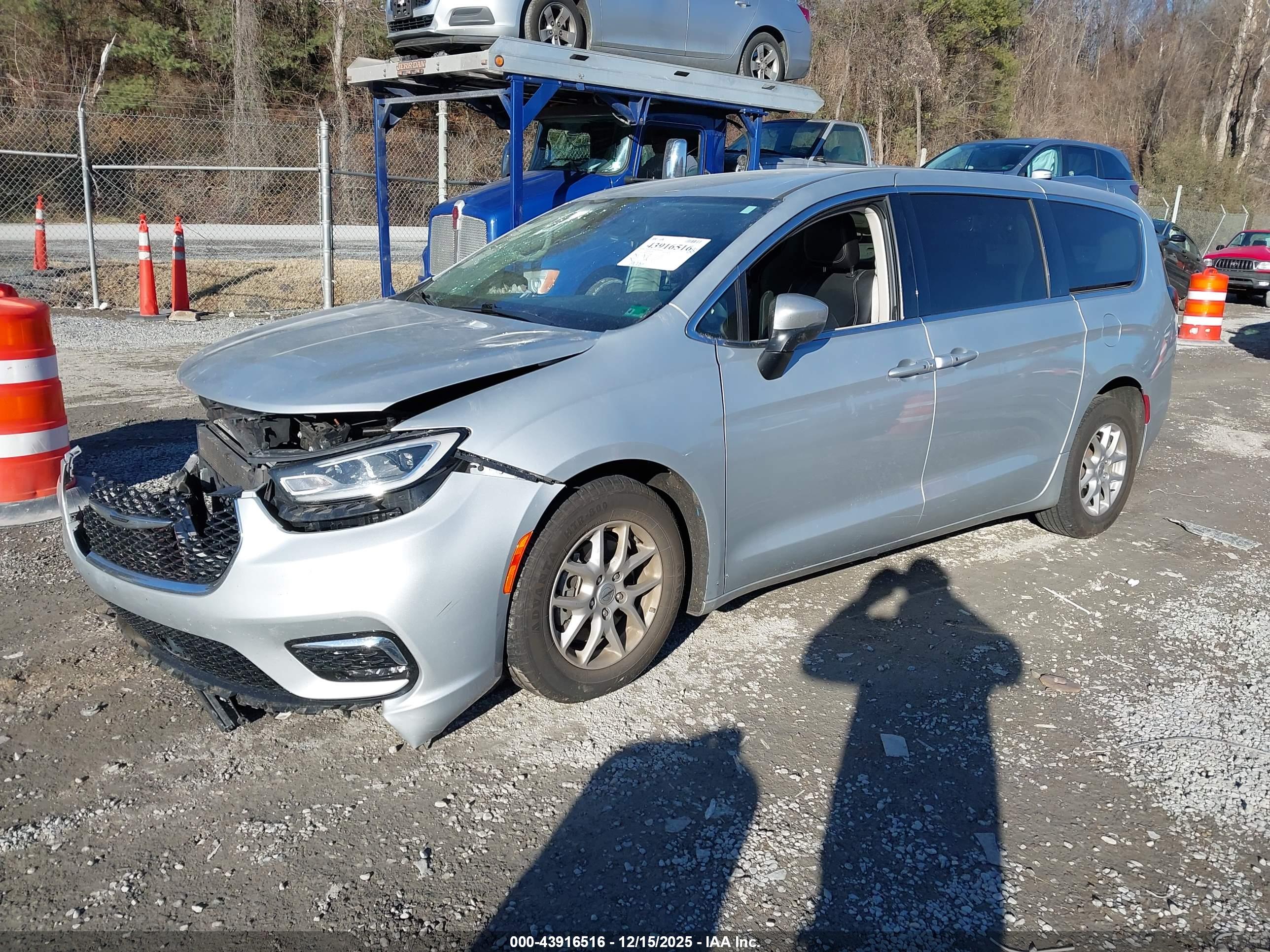 CHRYSLER PACIFICA image 2