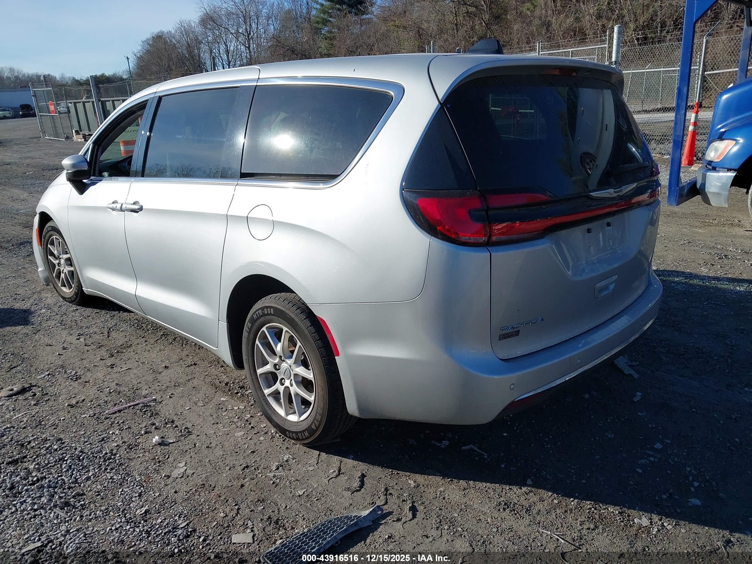 CHRYSLER PACIFICA image 3