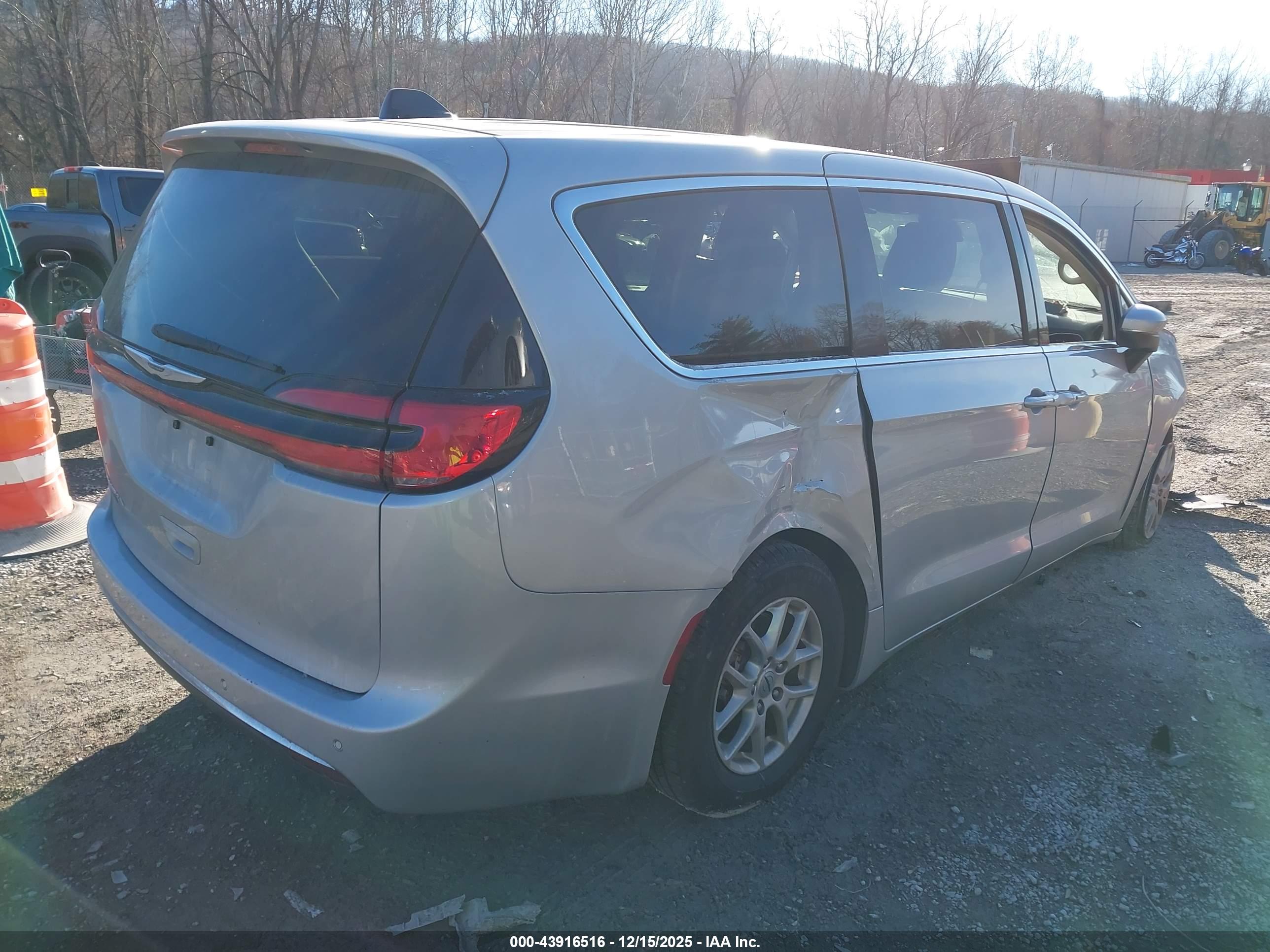 CHRYSLER PACIFICA image 4