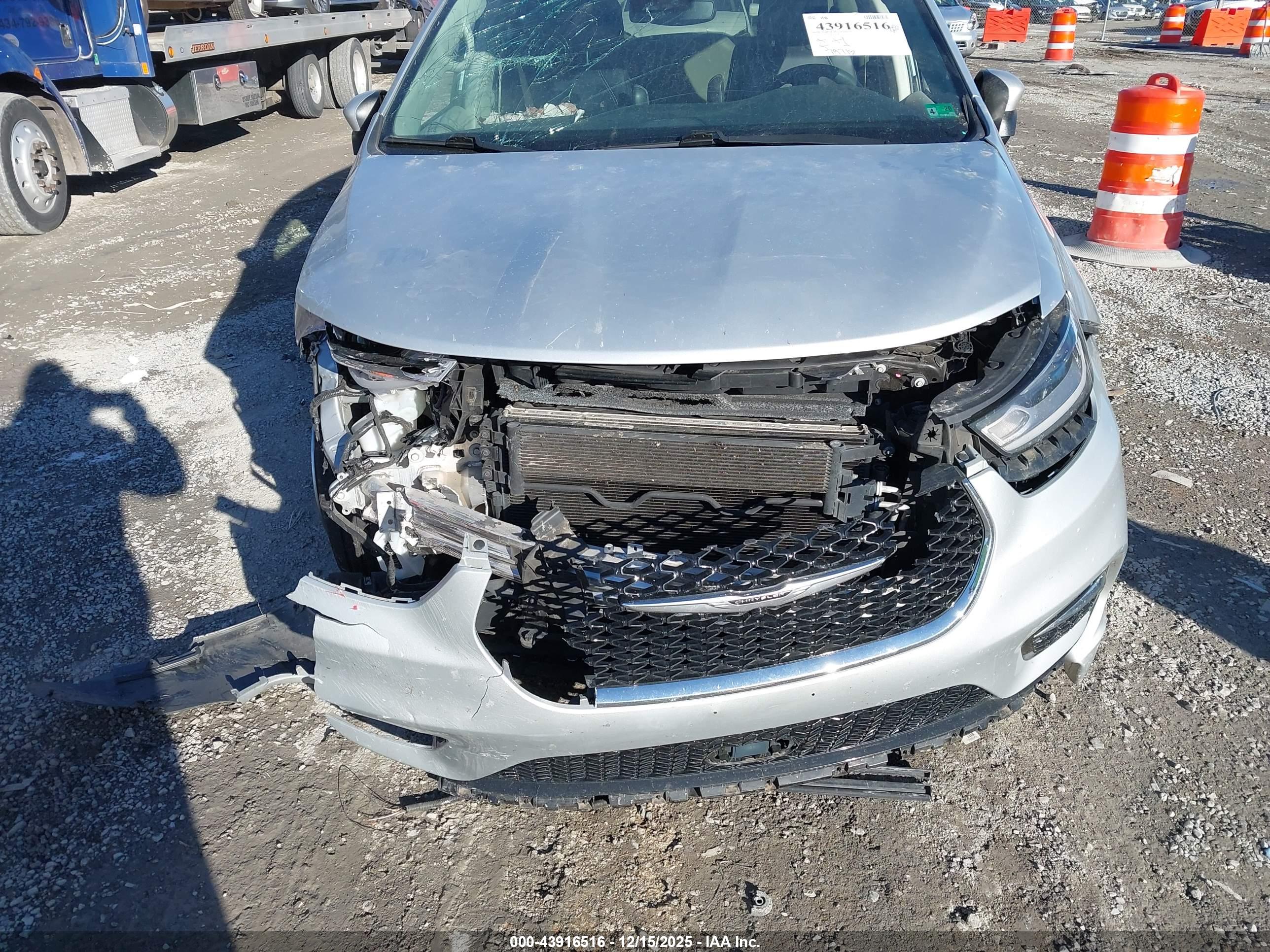 CHRYSLER PACIFICA image 6