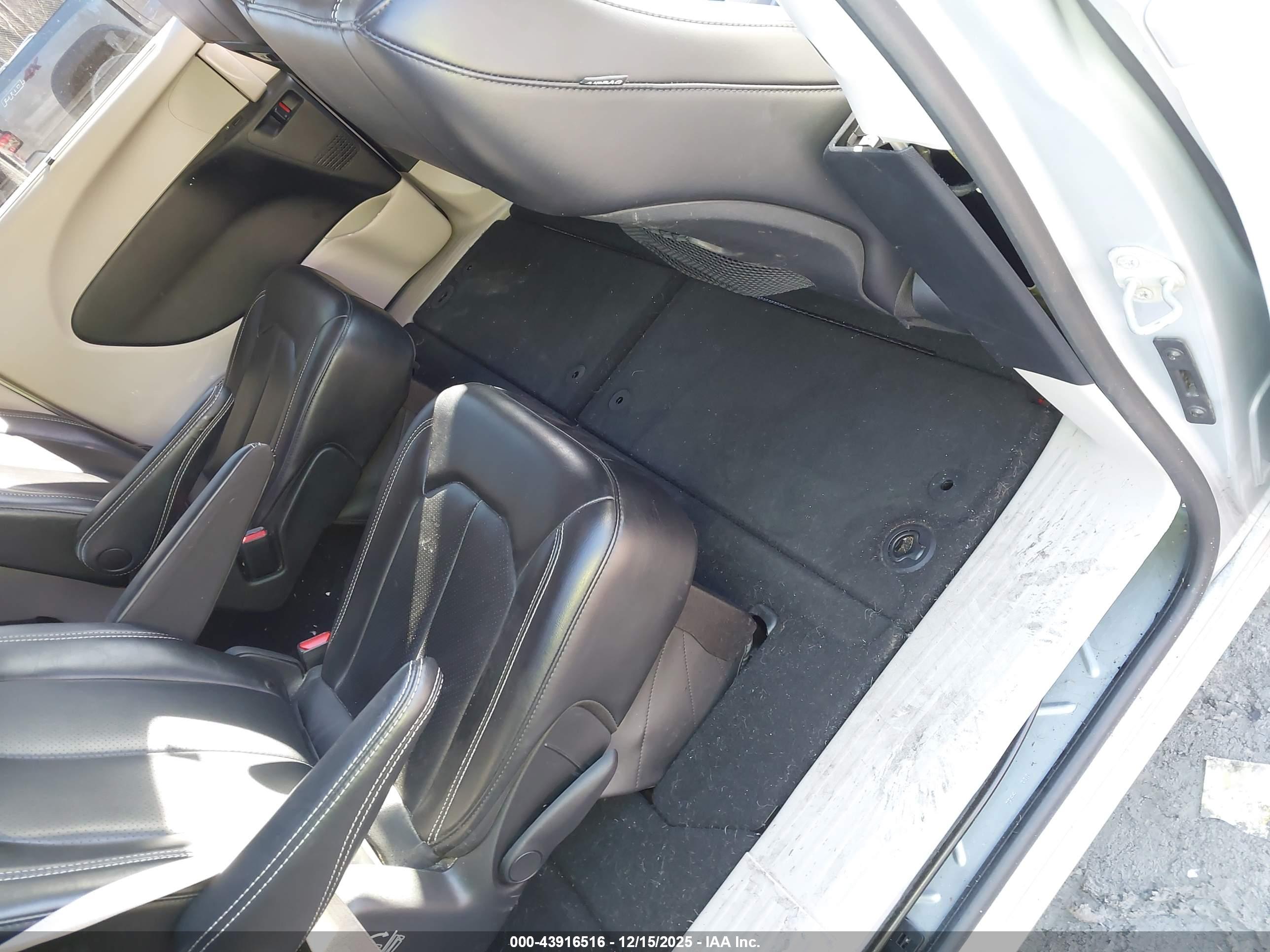 CHRYSLER PACIFICA image 8