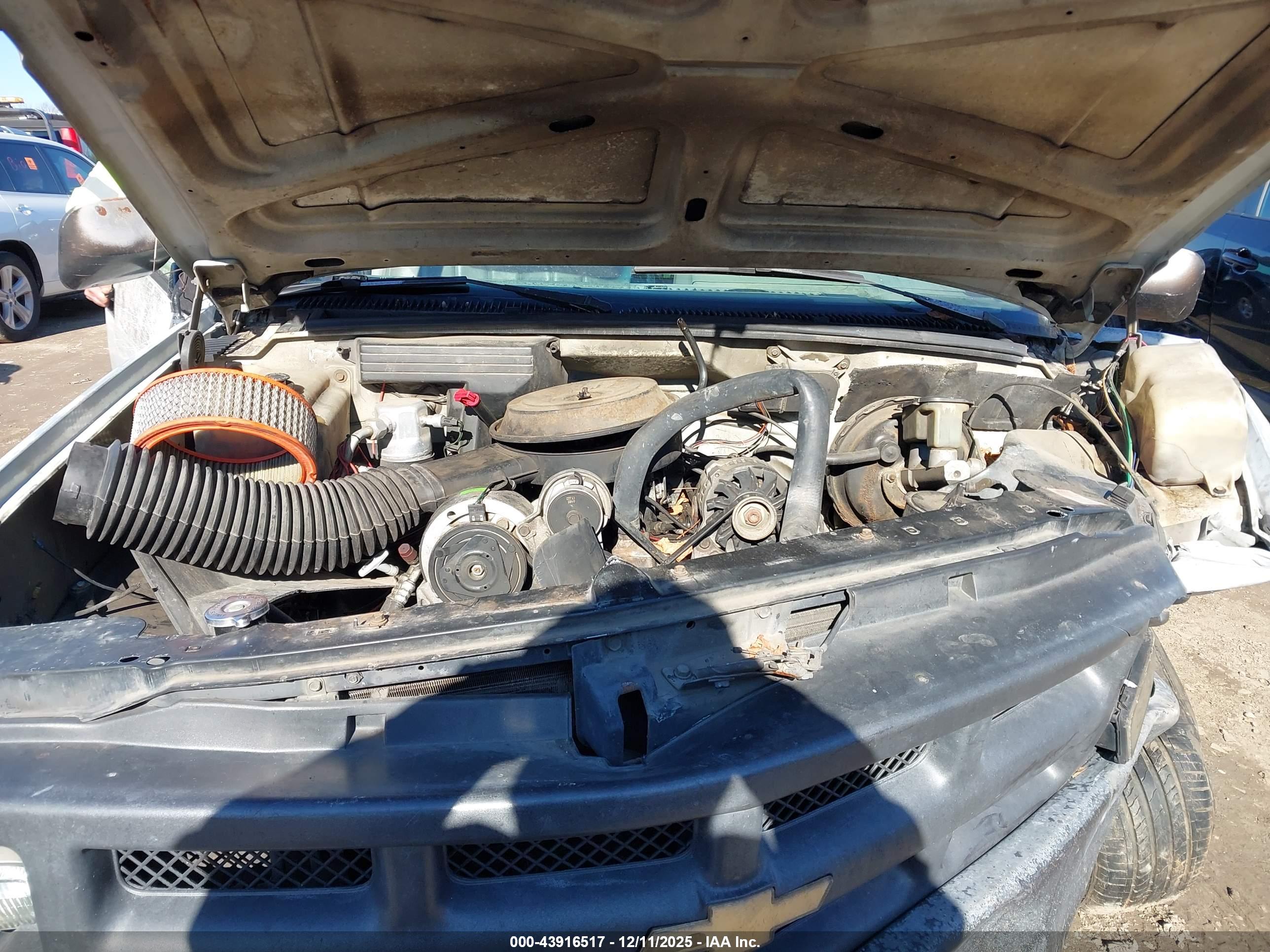 CHEVROLET GMT-400 image 10