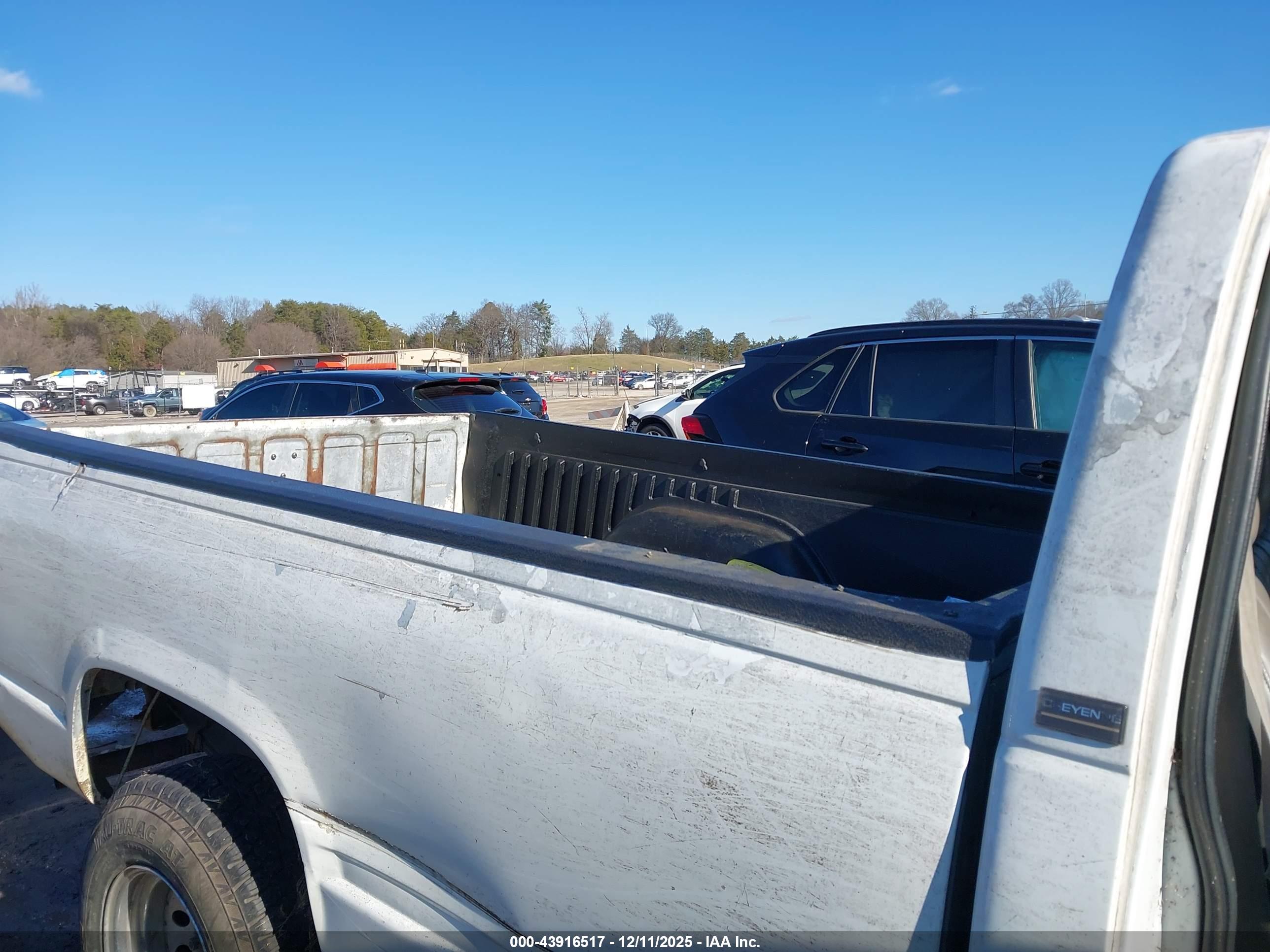 CHEVROLET GMT-400 image 8