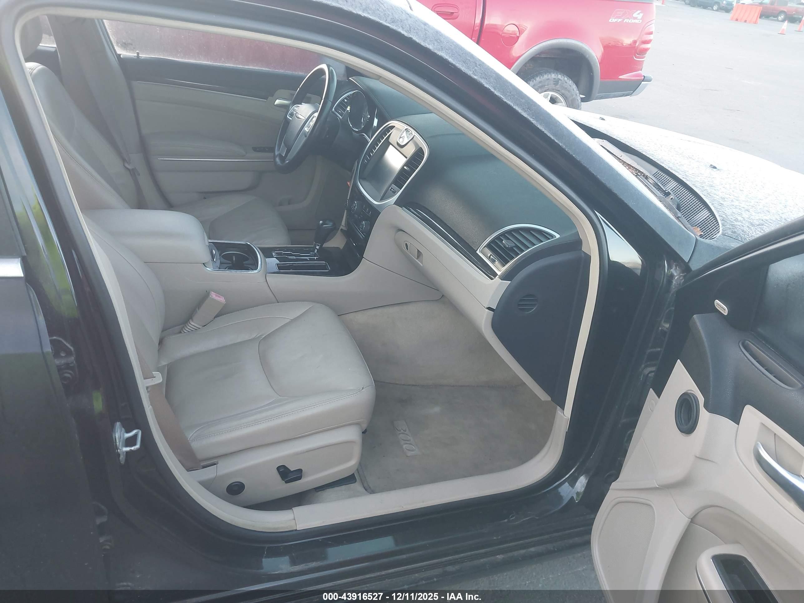 CHRYSLER 300 image 5