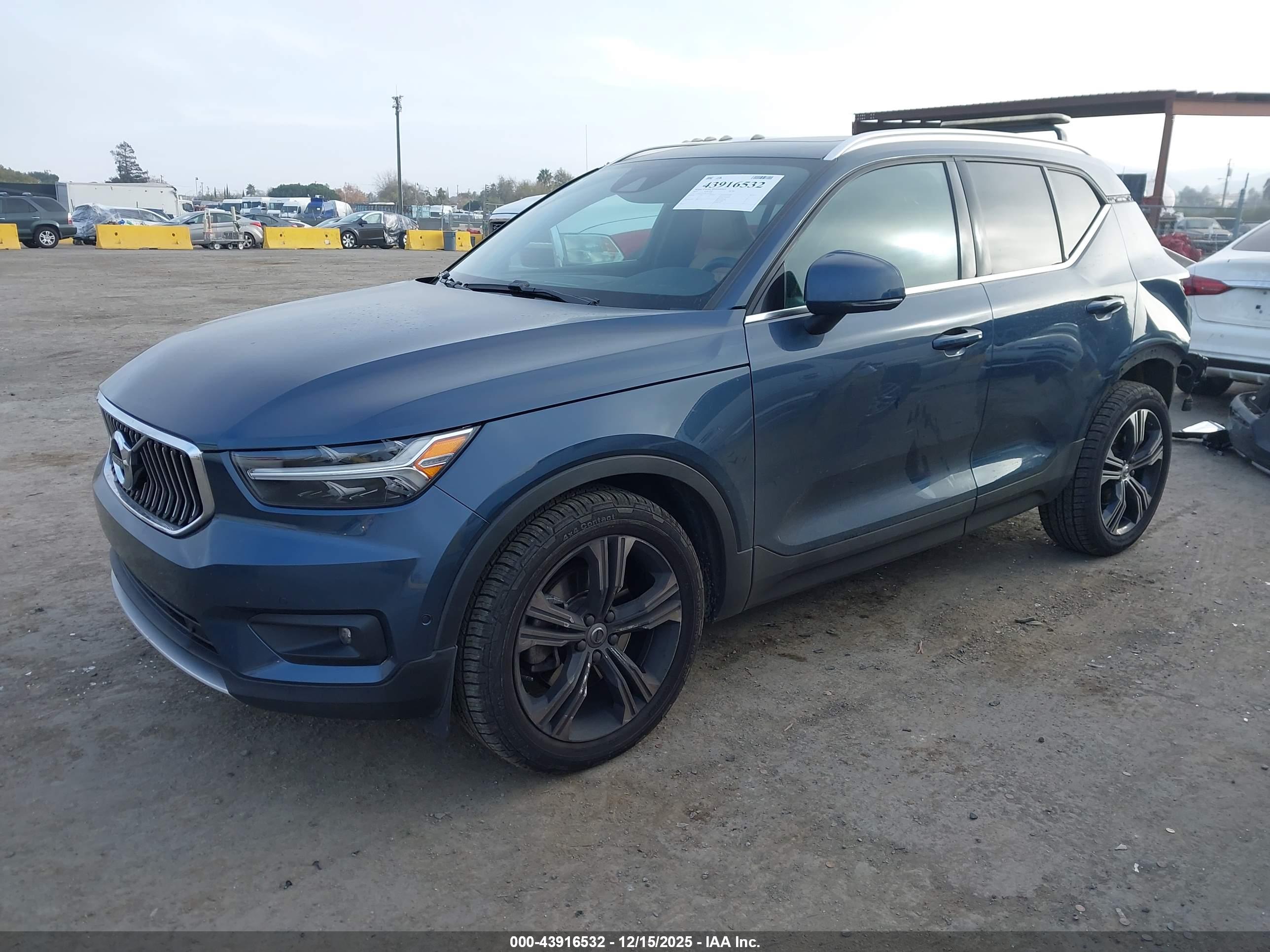 VOLVO XC40 image 2