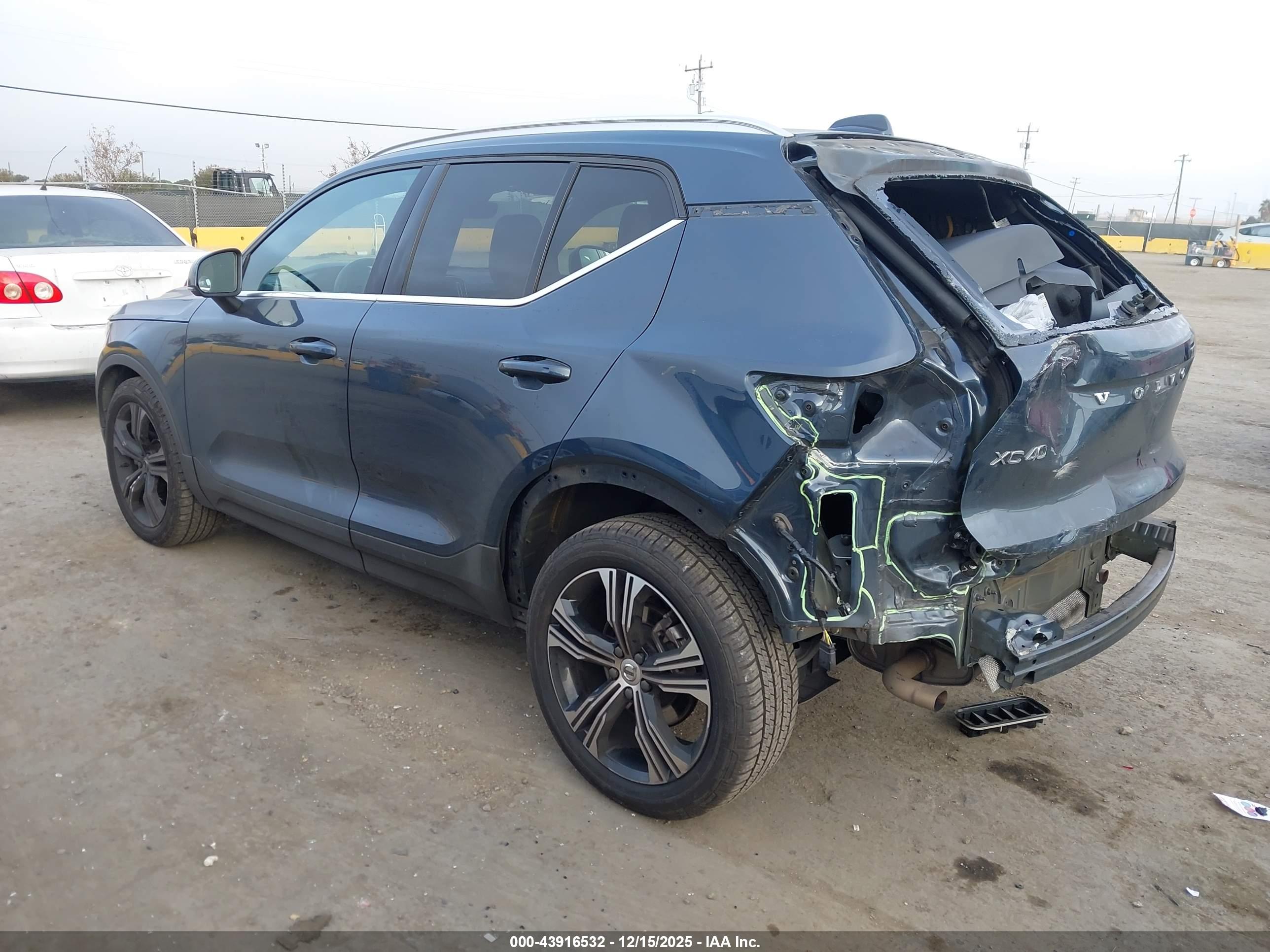 VOLVO XC40 image 3