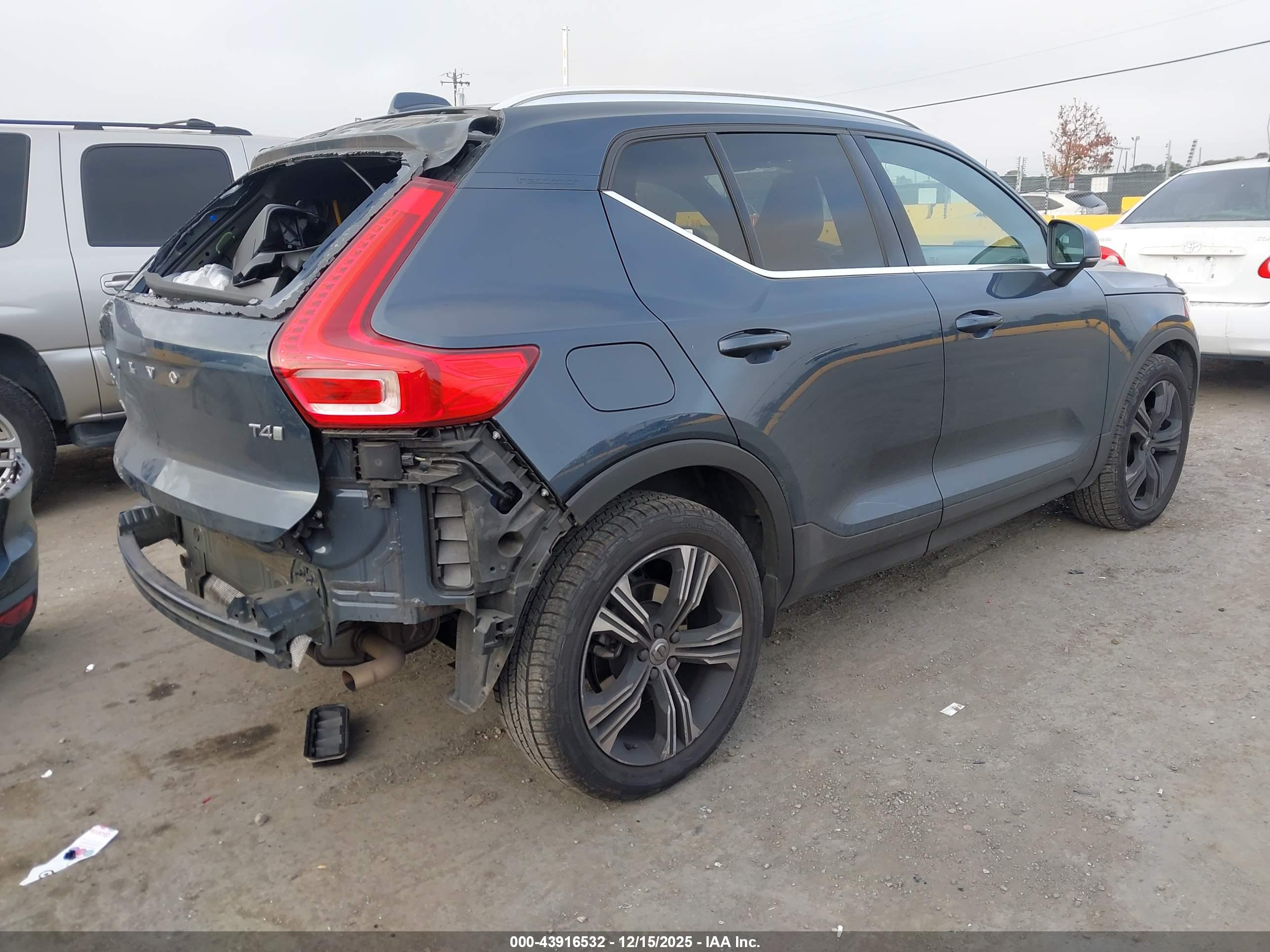 VOLVO XC40 image 4