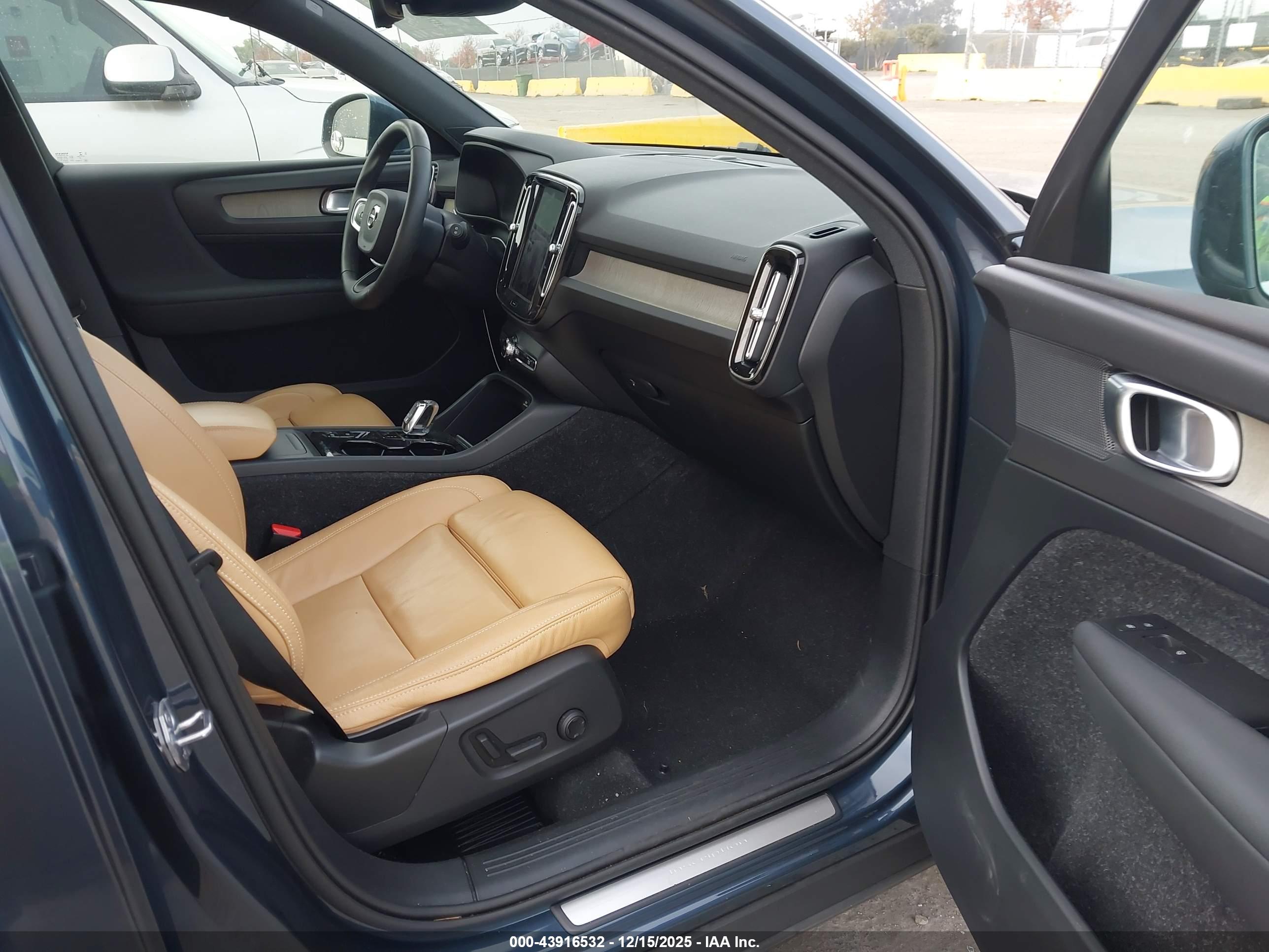 VOLVO XC40 image 5