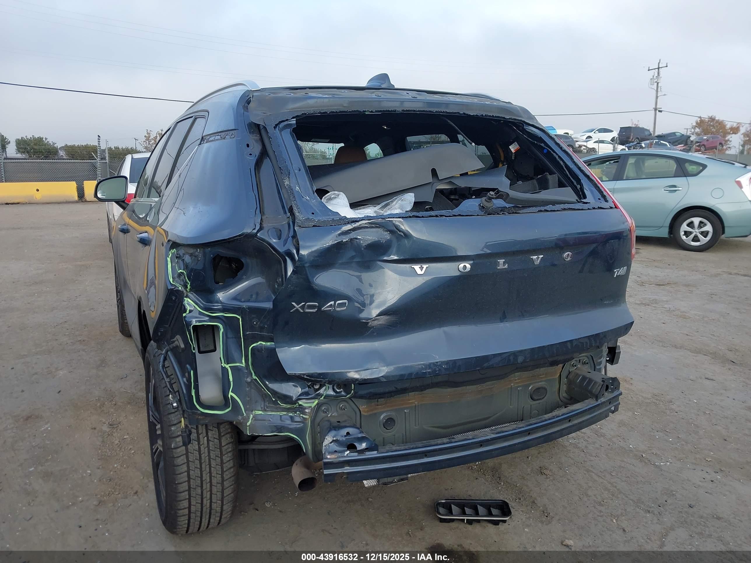 VOLVO XC40 image 6