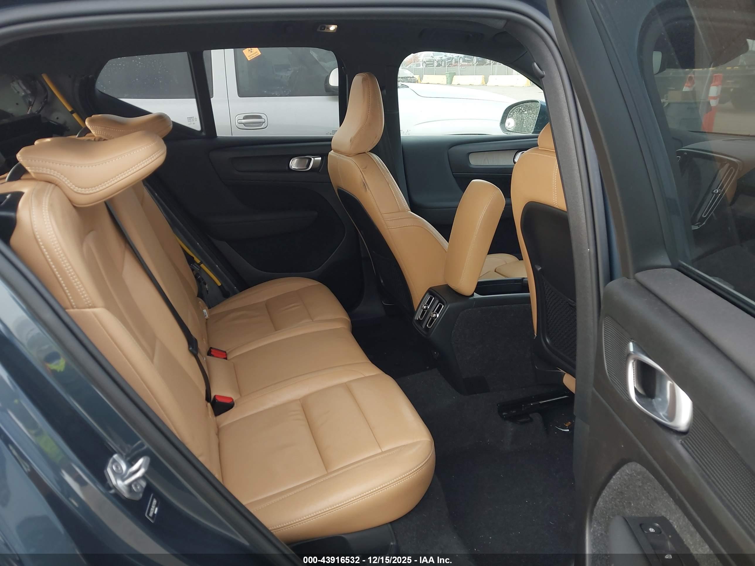 VOLVO XC40 image 8