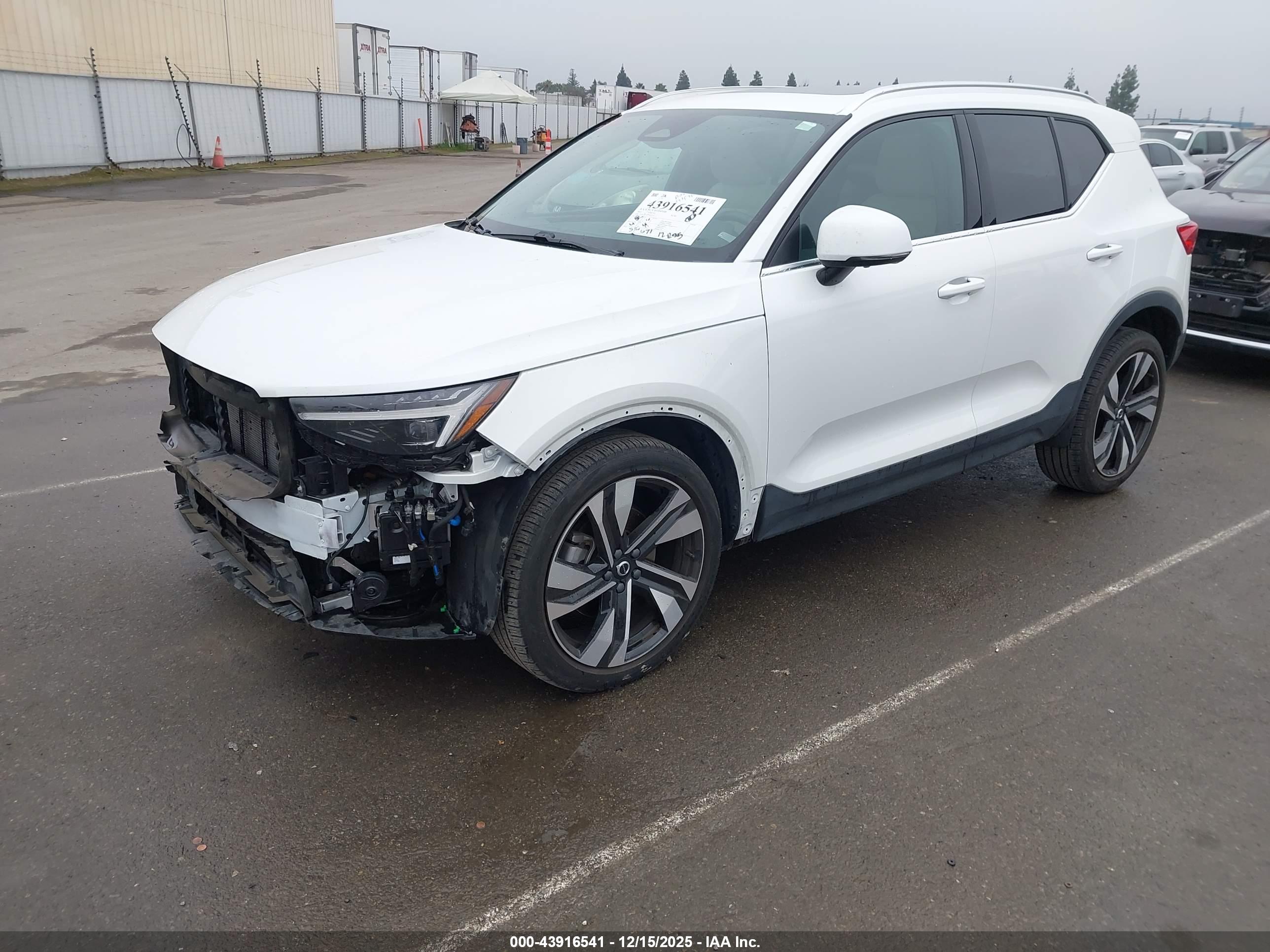 VOLVO XC40 image 2