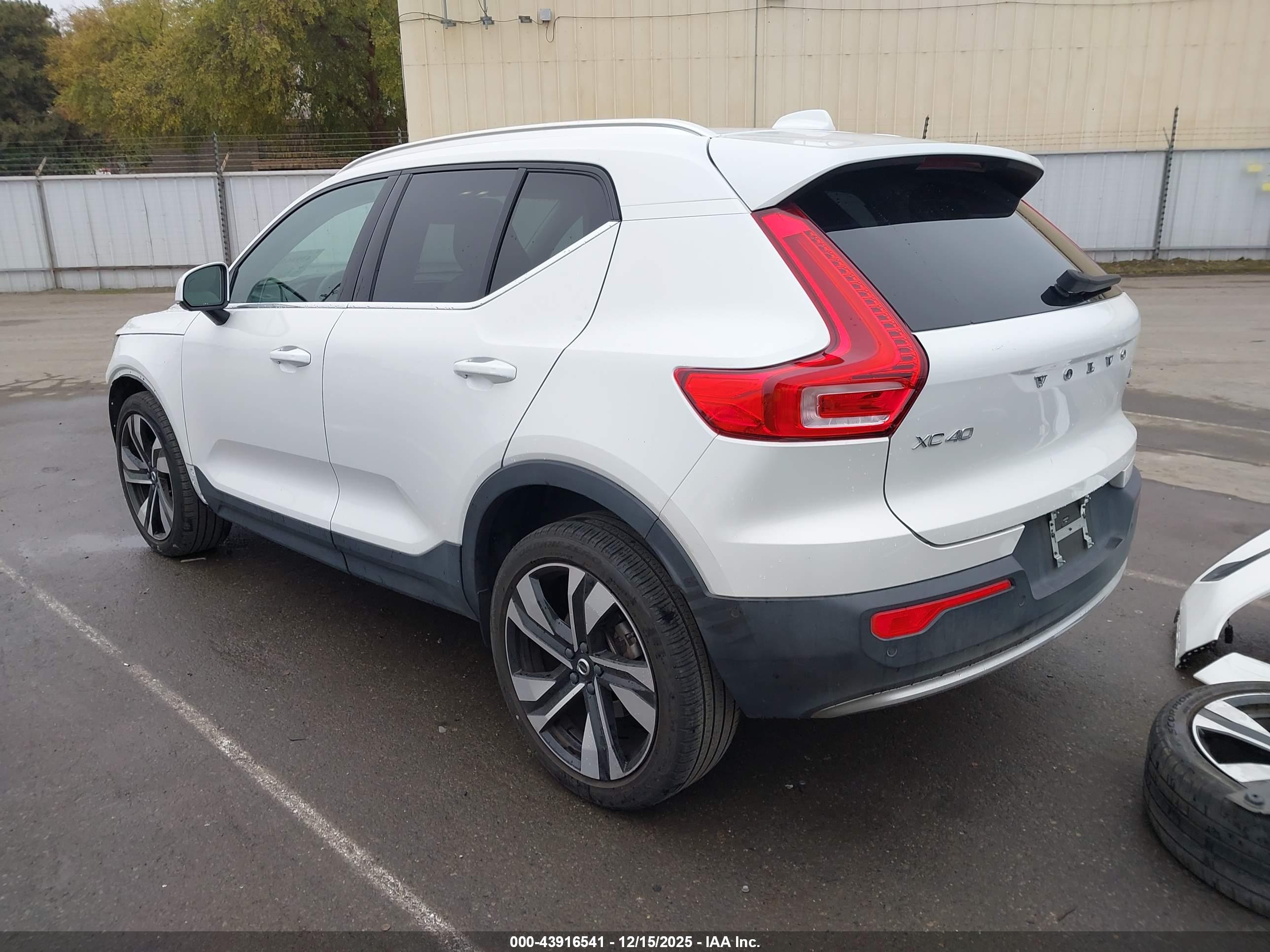 VOLVO XC40 image 3