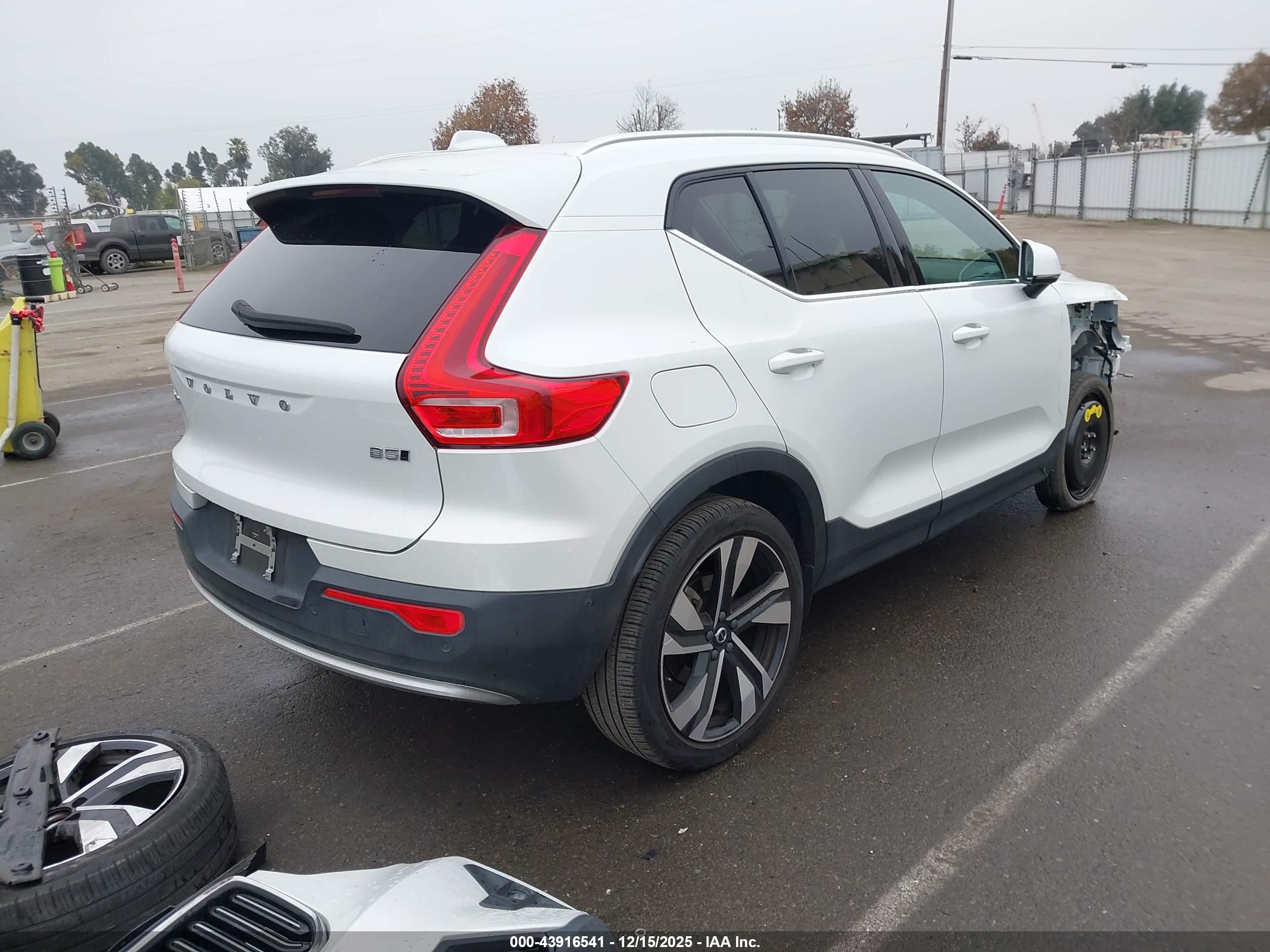 VOLVO XC40 image 4