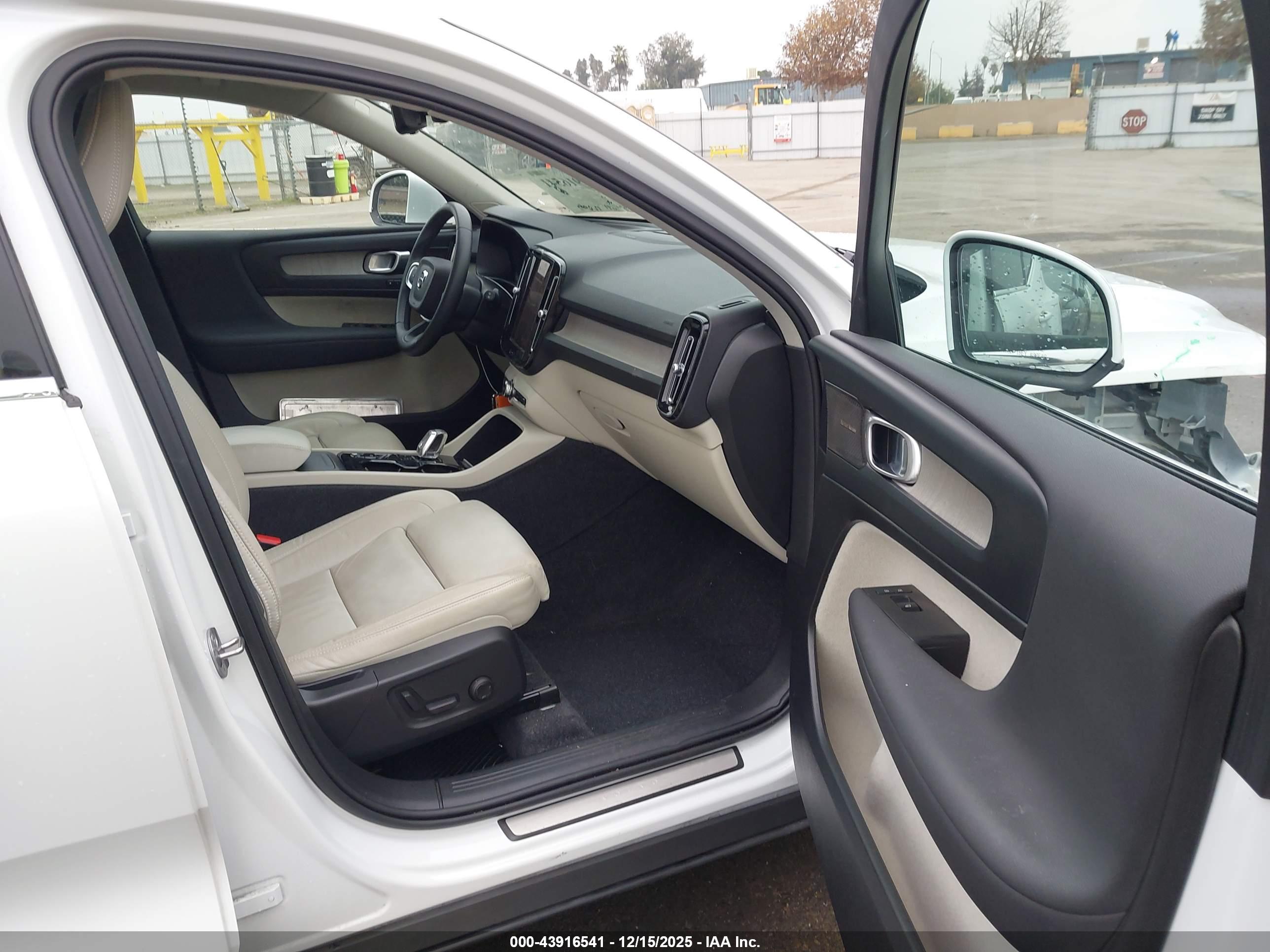 VOLVO XC40 image 5