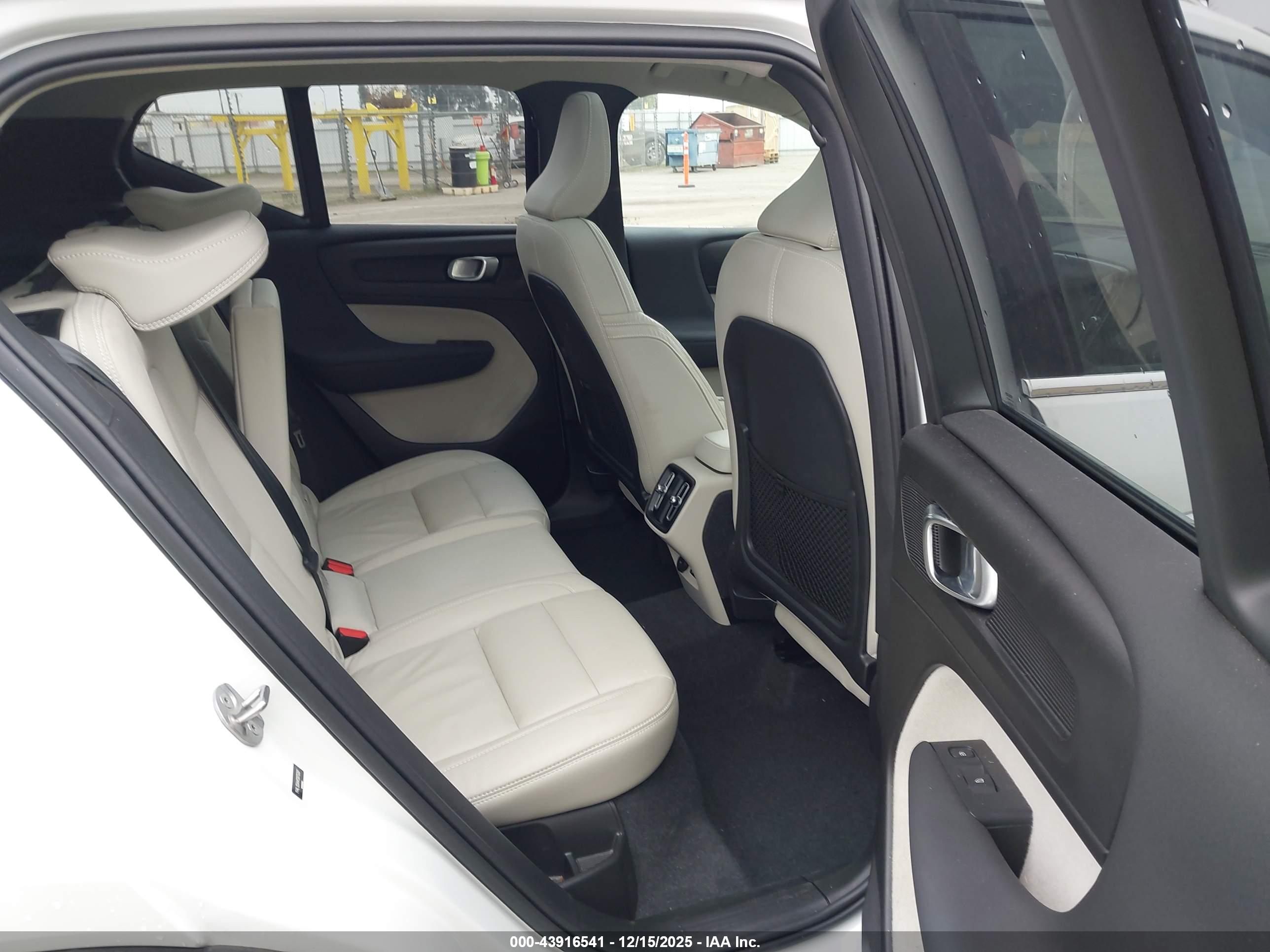 VOLVO XC40 image 8