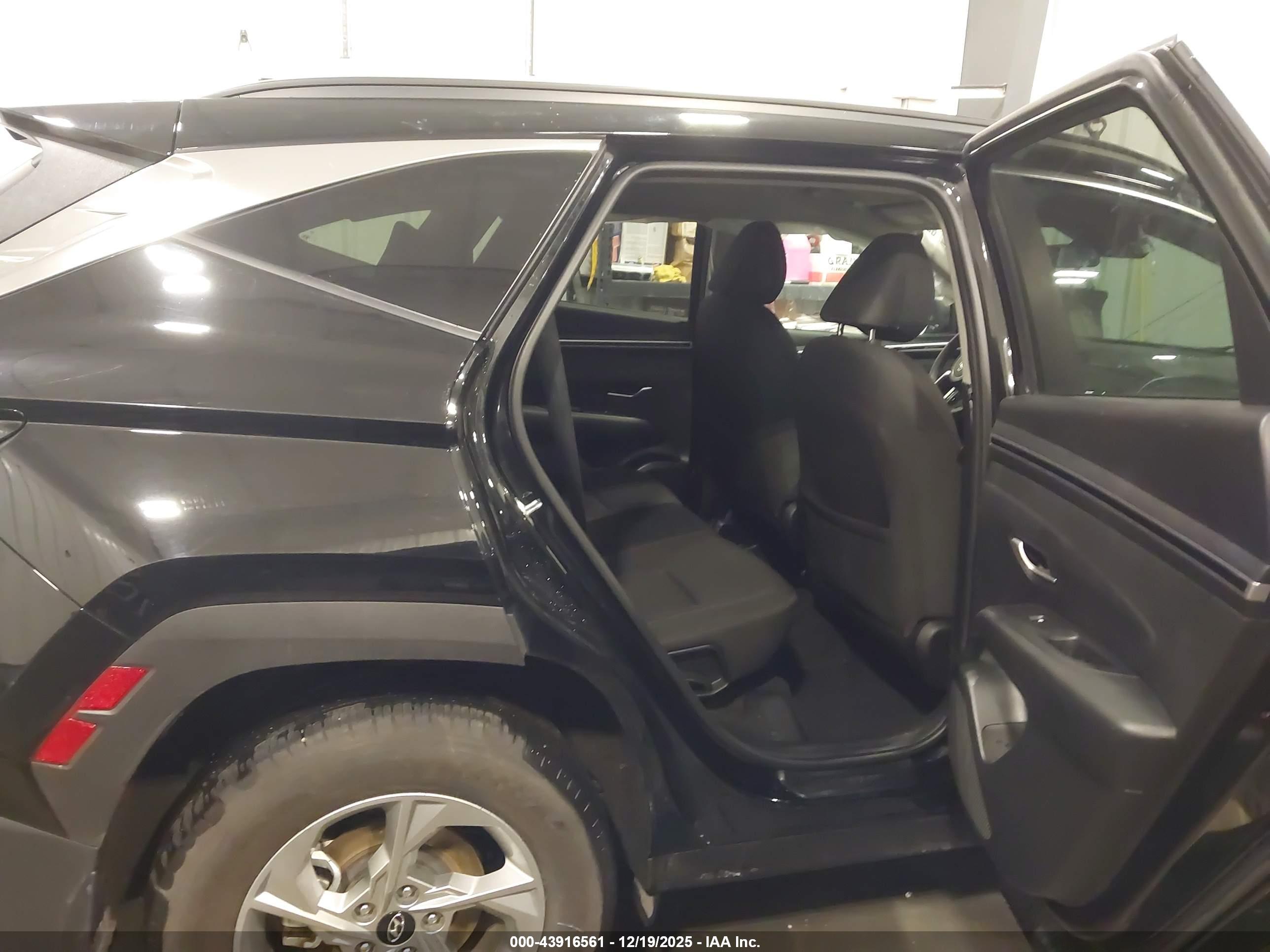 HYUNDAI TUCSON image 8