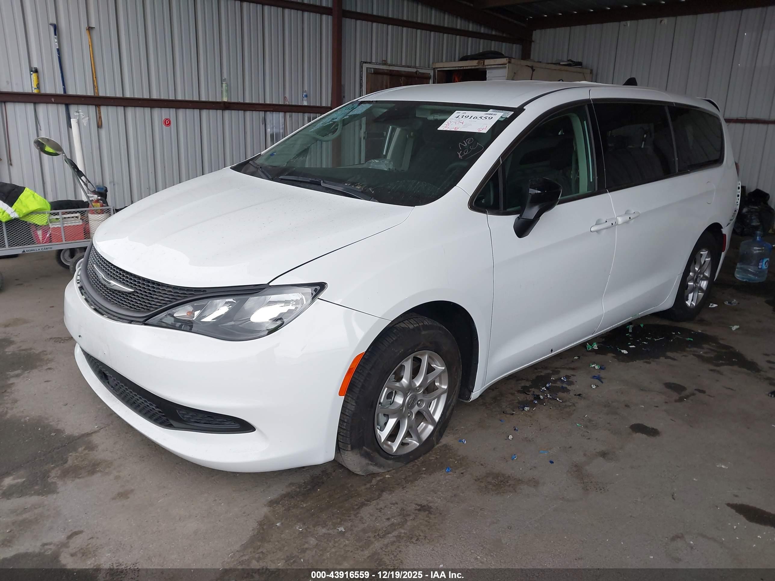 CHRYSLER VOYAGER image 2