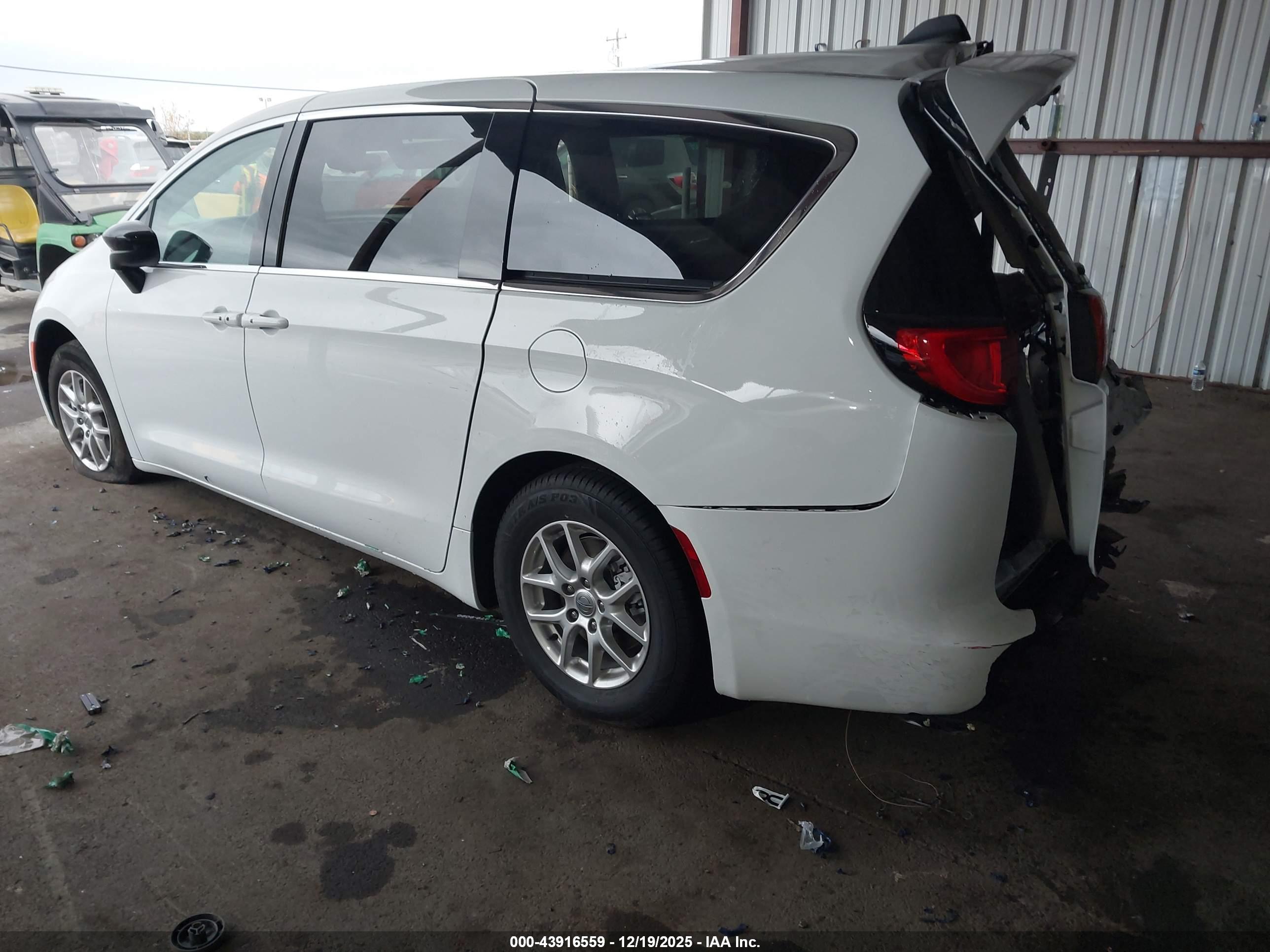 CHRYSLER VOYAGER image 3