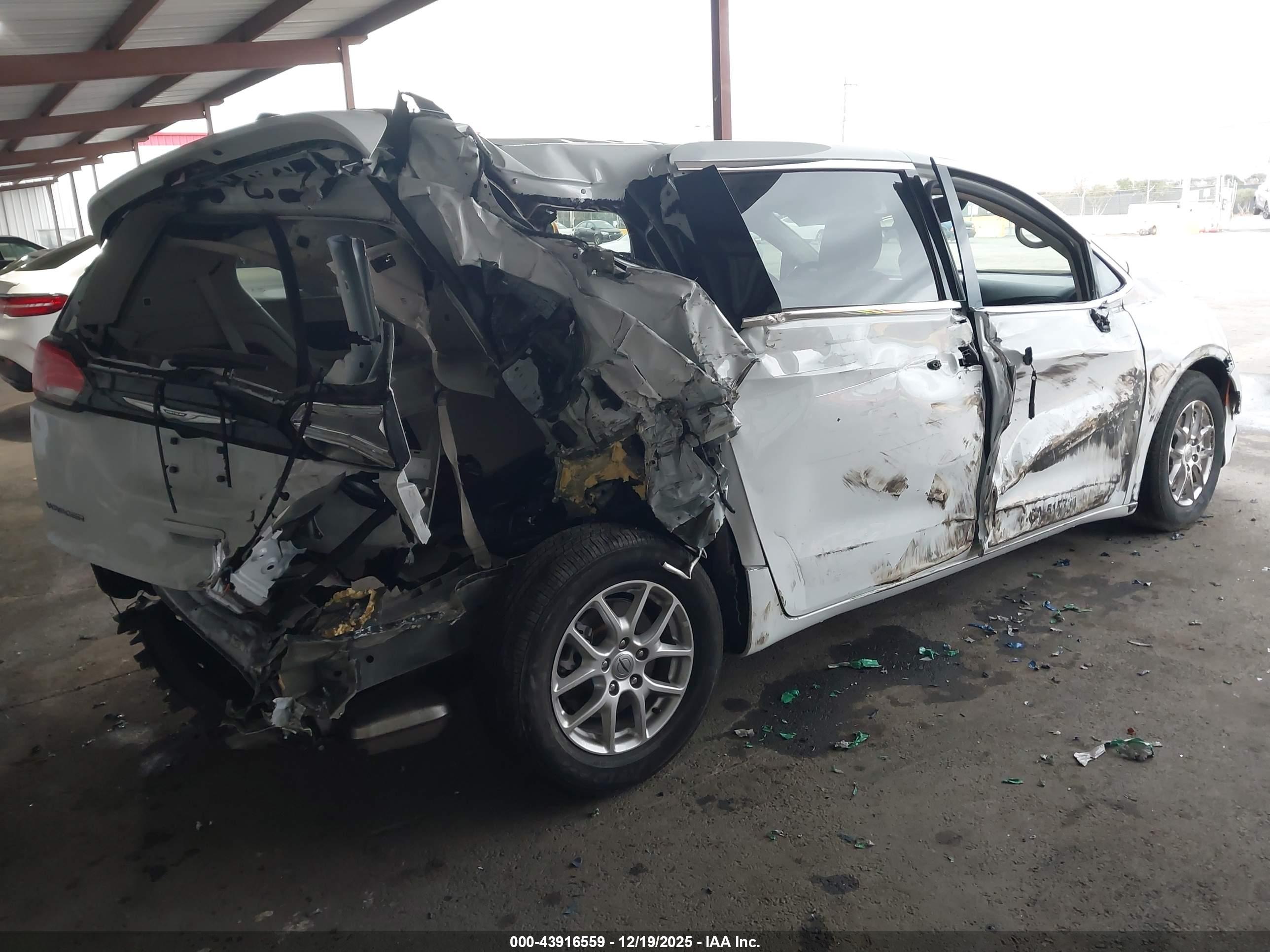 CHRYSLER VOYAGER image 4