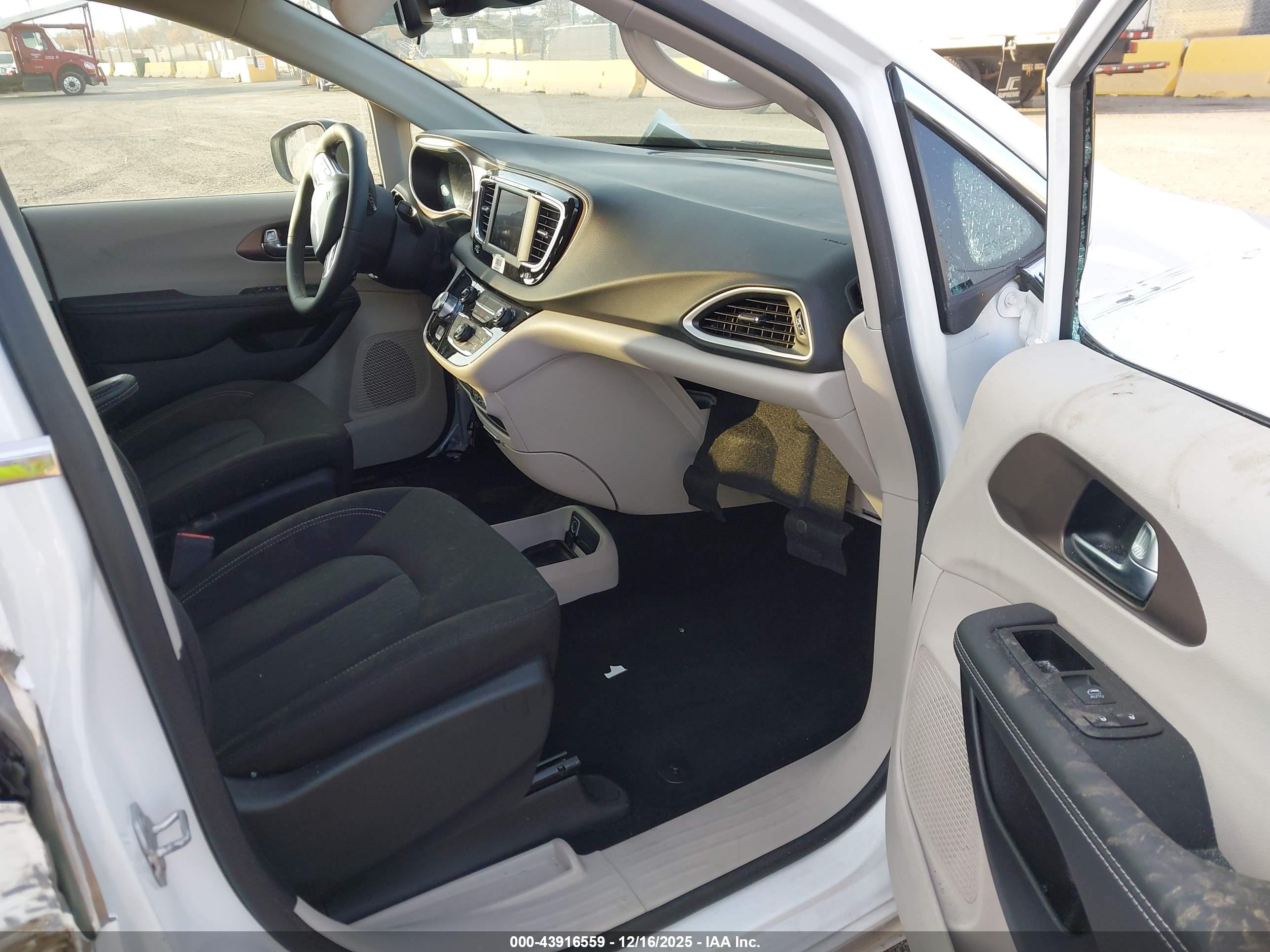 CHRYSLER VOYAGER image 5