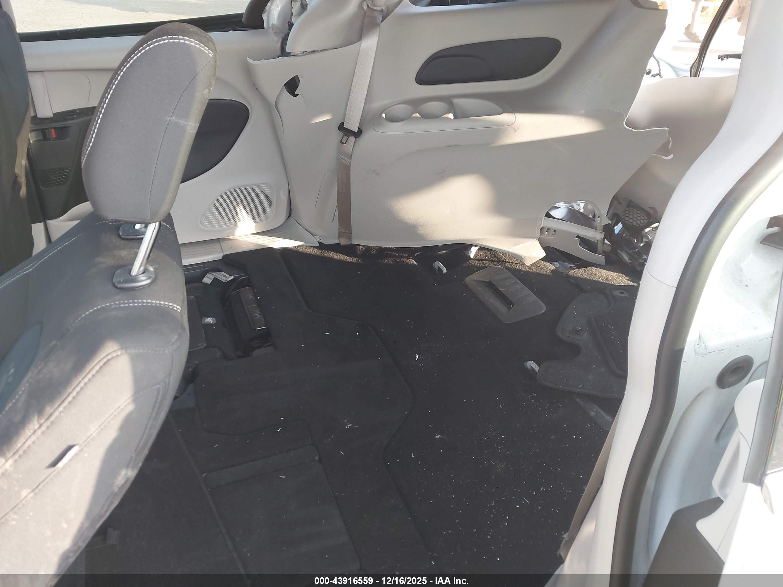 CHRYSLER VOYAGER image 8