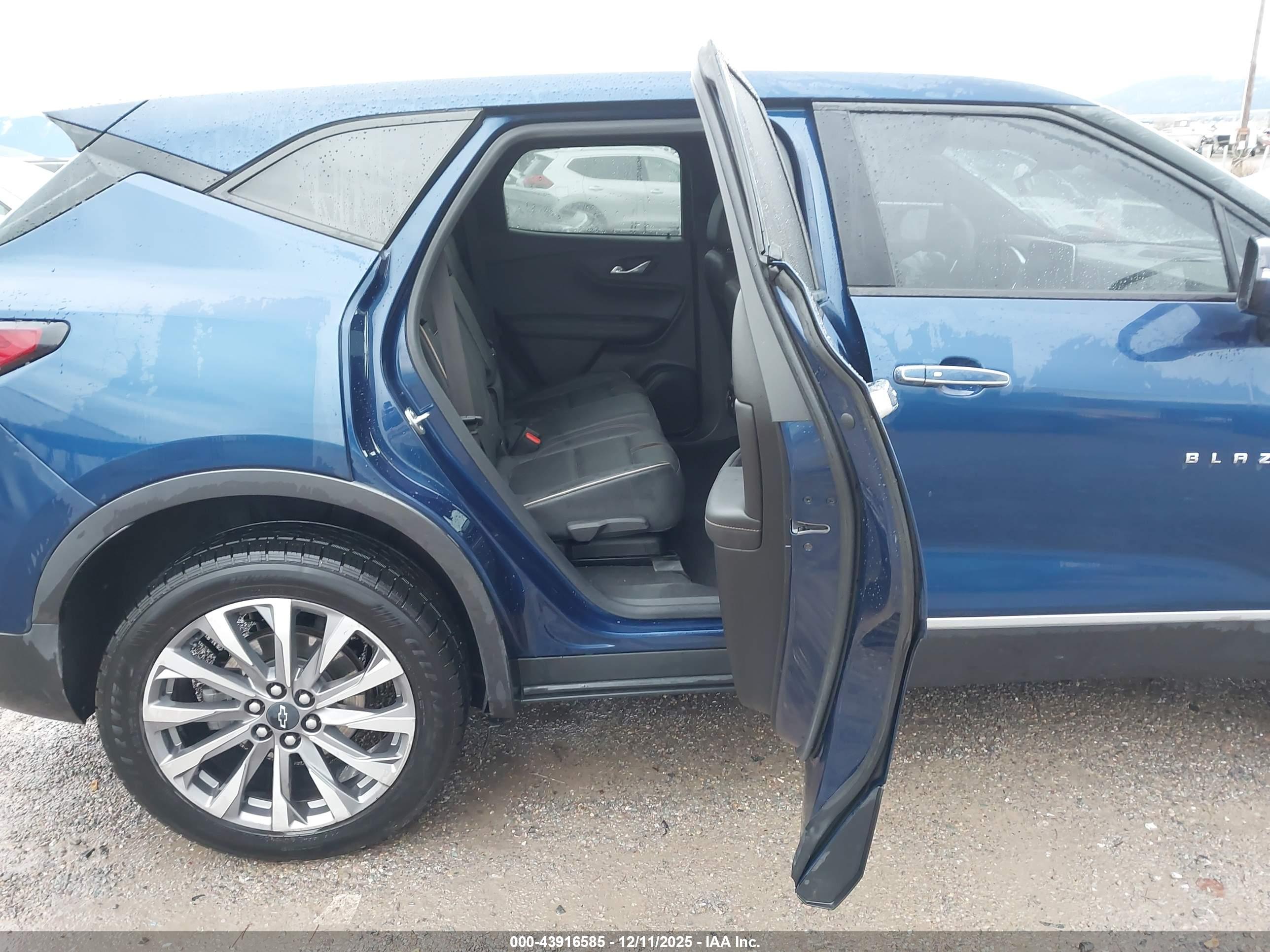CHEVROLET BLAZER image 8