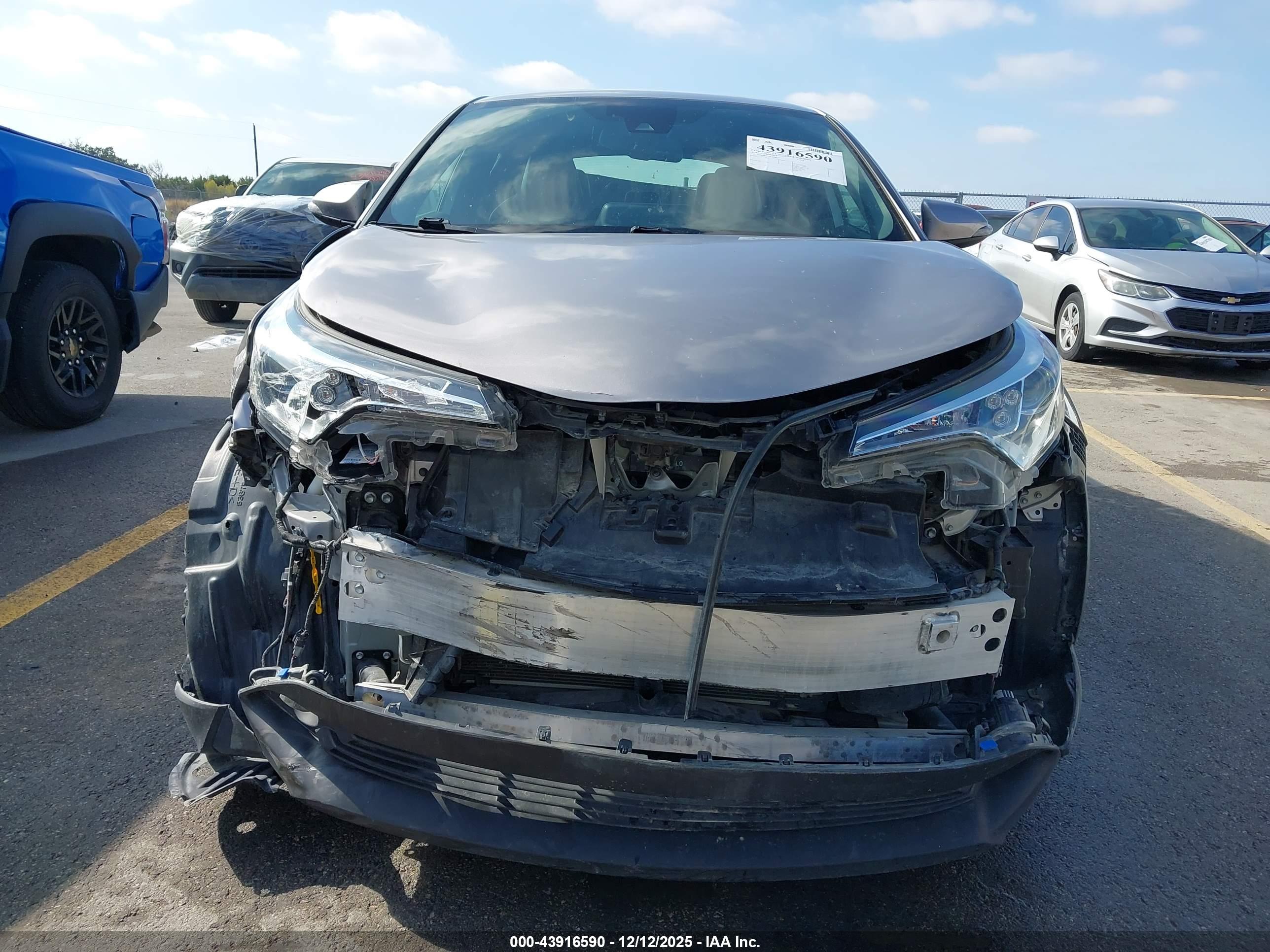 TOYOTA C-HR image 6