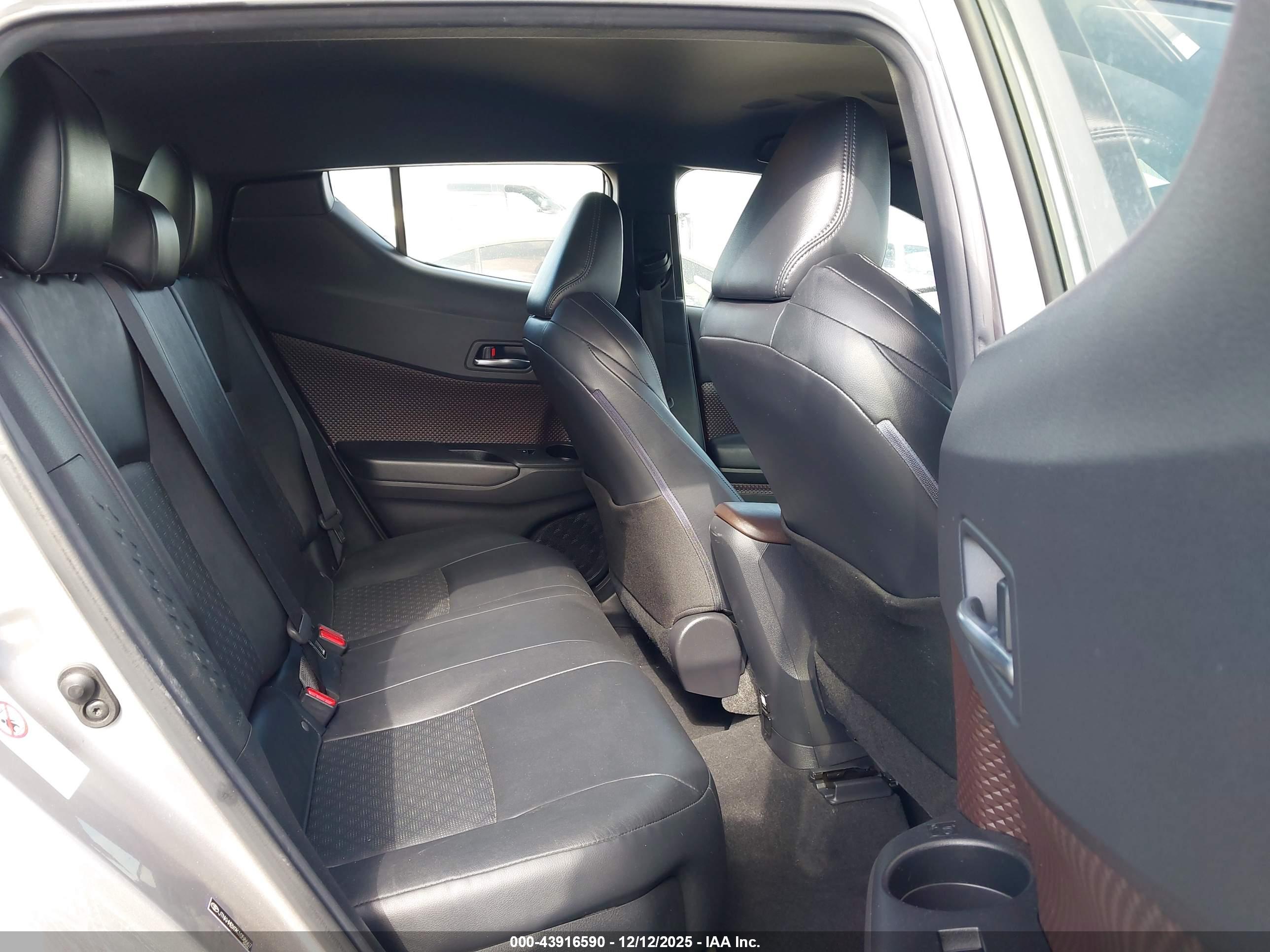 TOYOTA C-HR image 8
