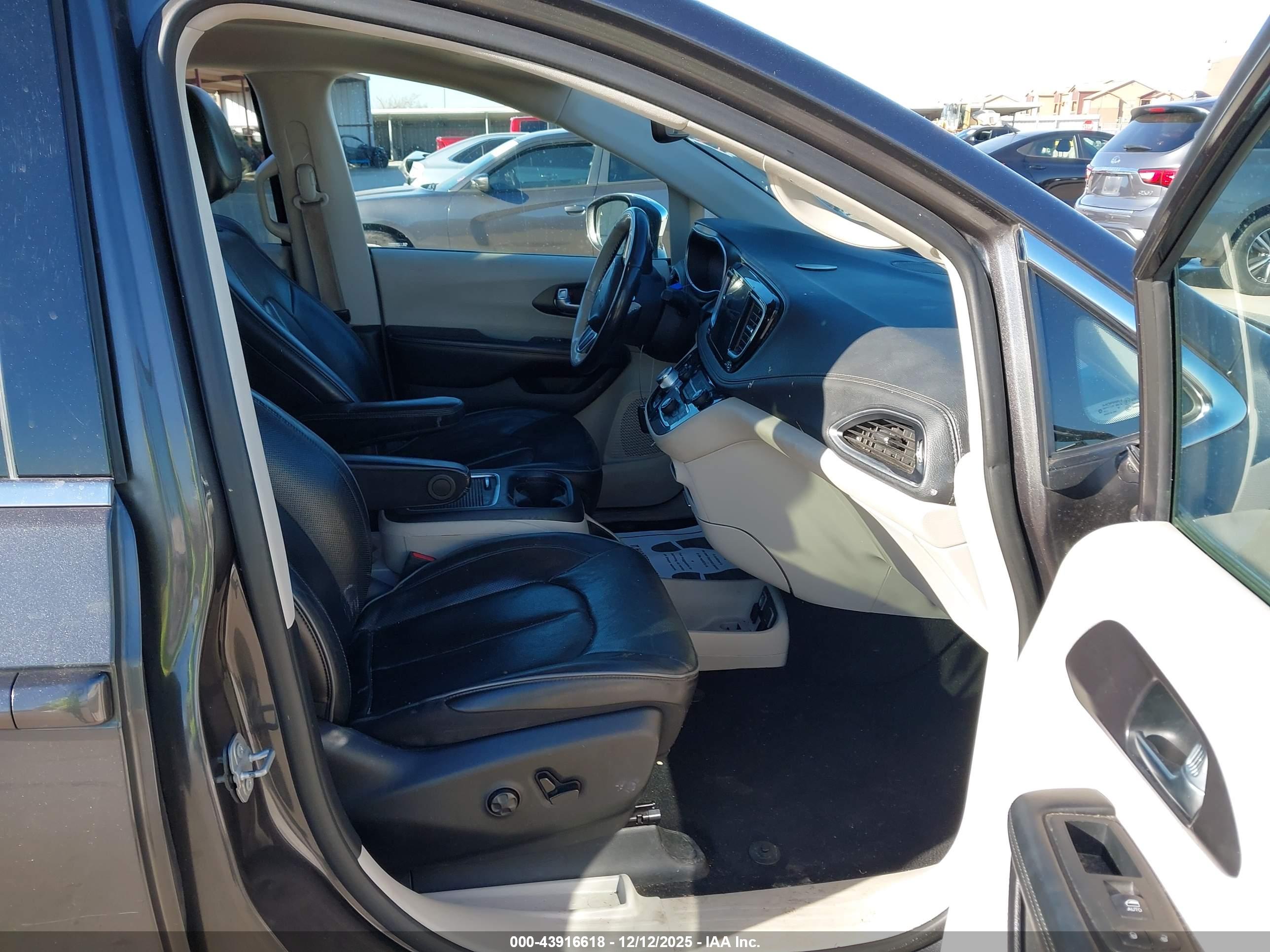 CHRYSLER PACIFICA image 5