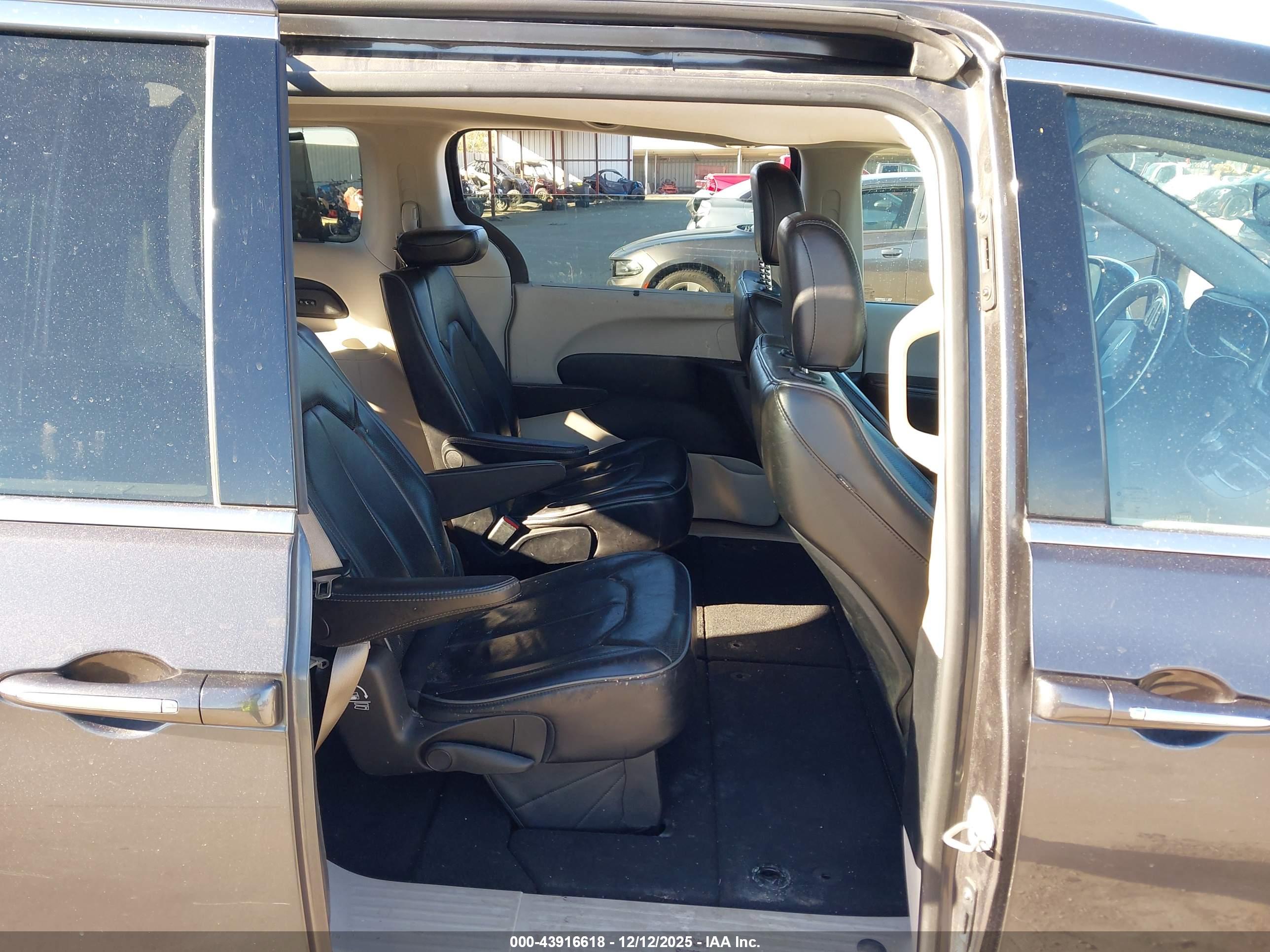 CHRYSLER PACIFICA image 8