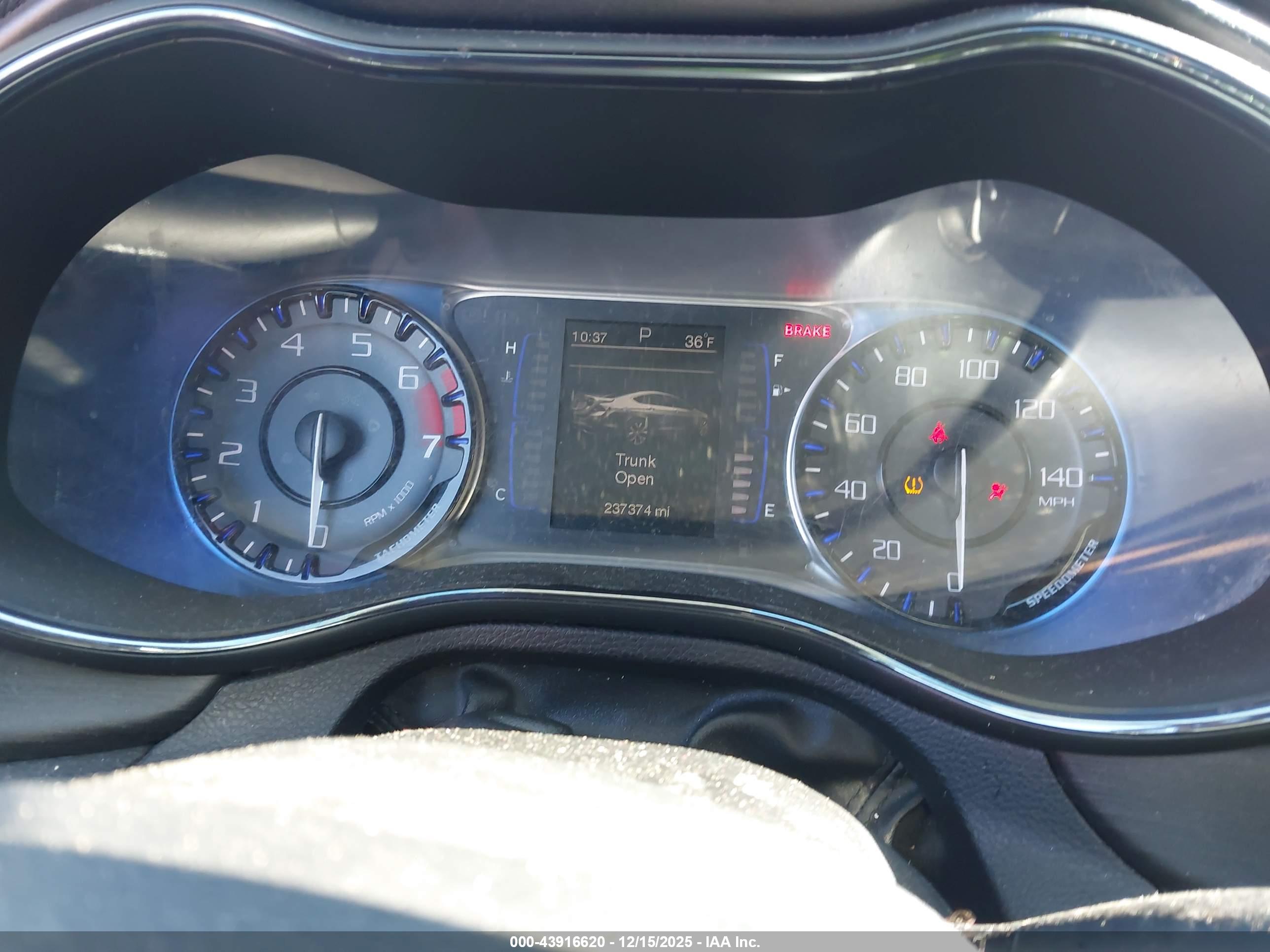 CHRYSLER 200 image 7
