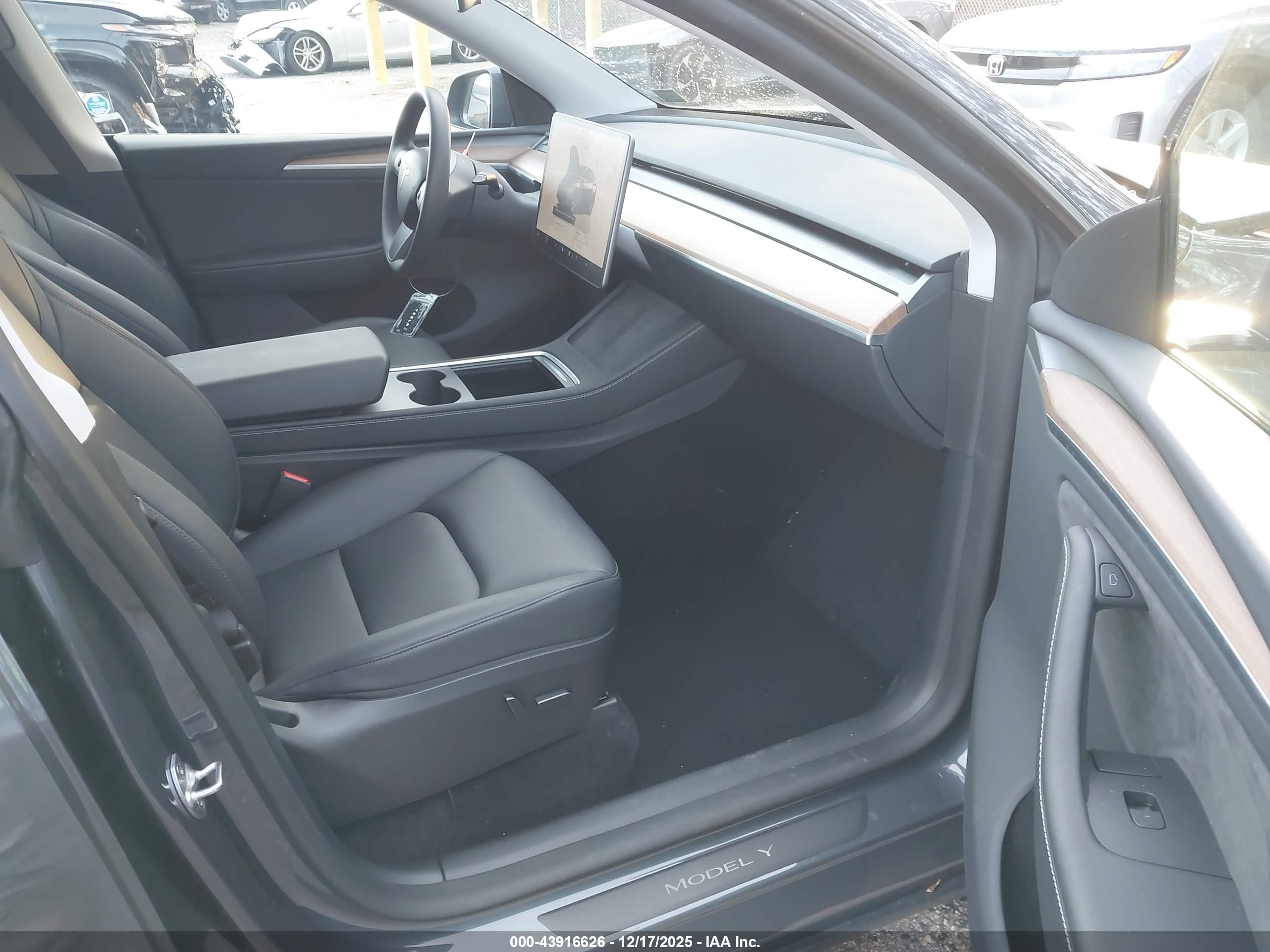 TESLA MODEL image 5