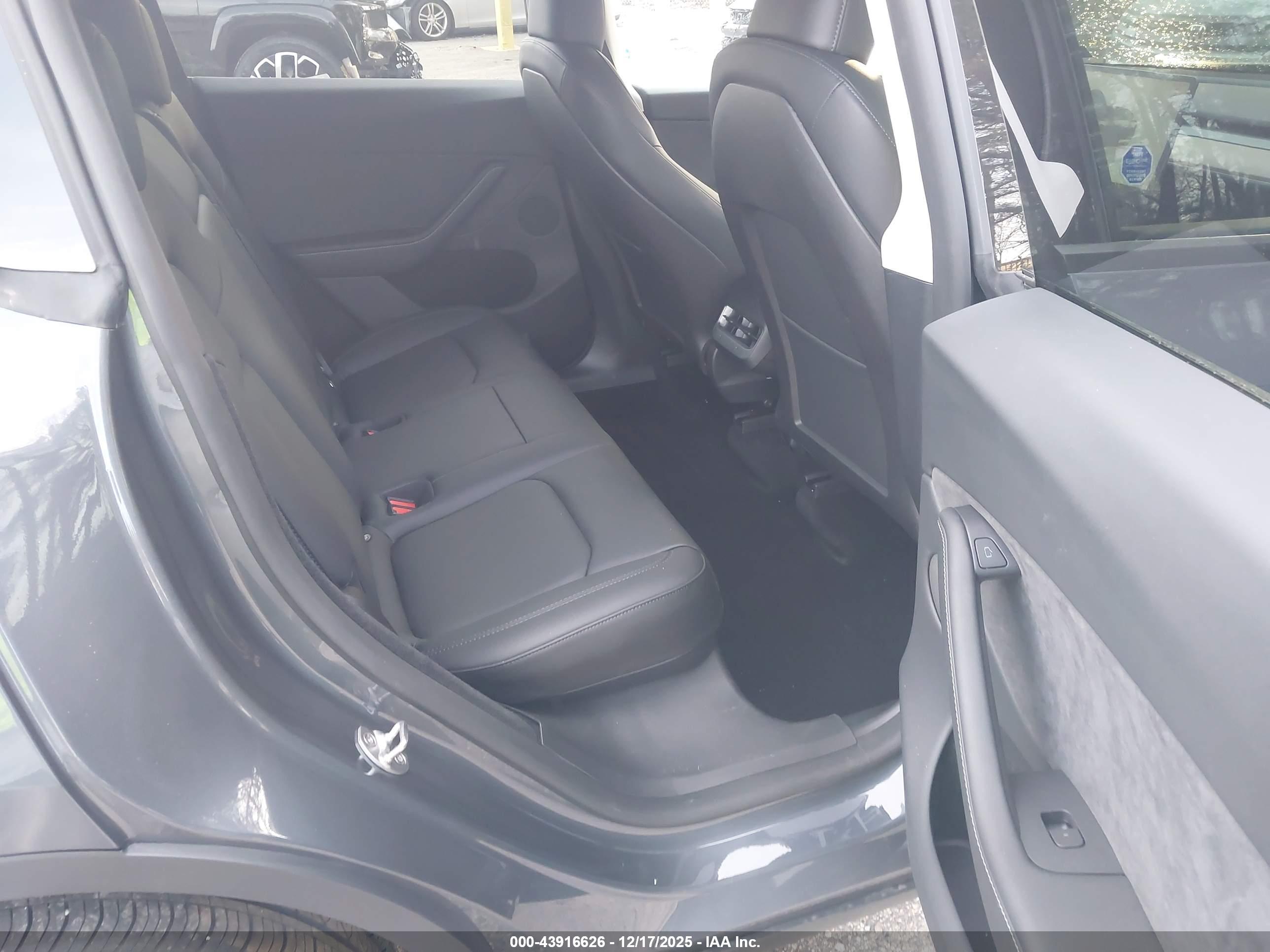 TESLA MODEL image 8