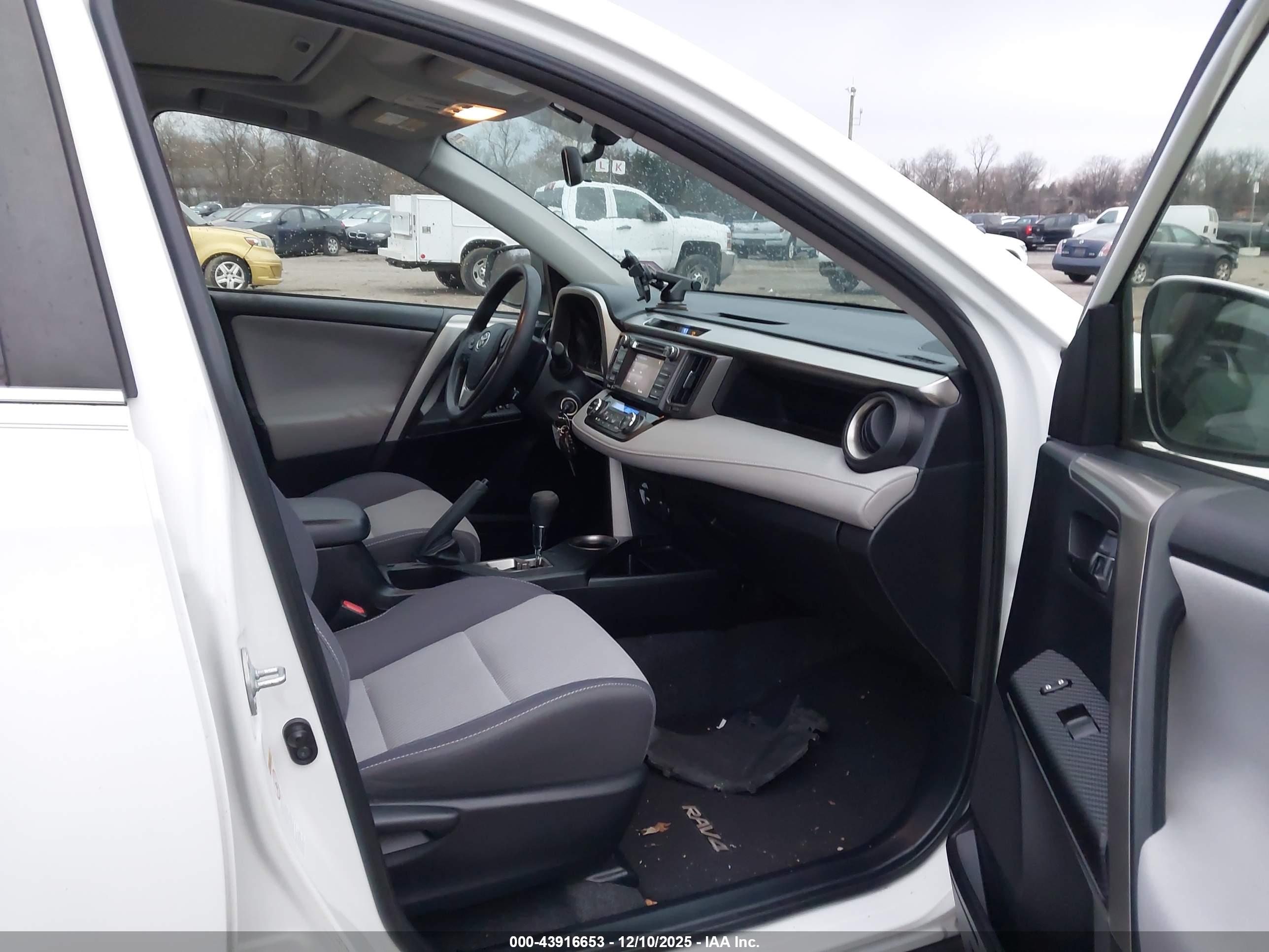 TOYOTA RAV4 image 5