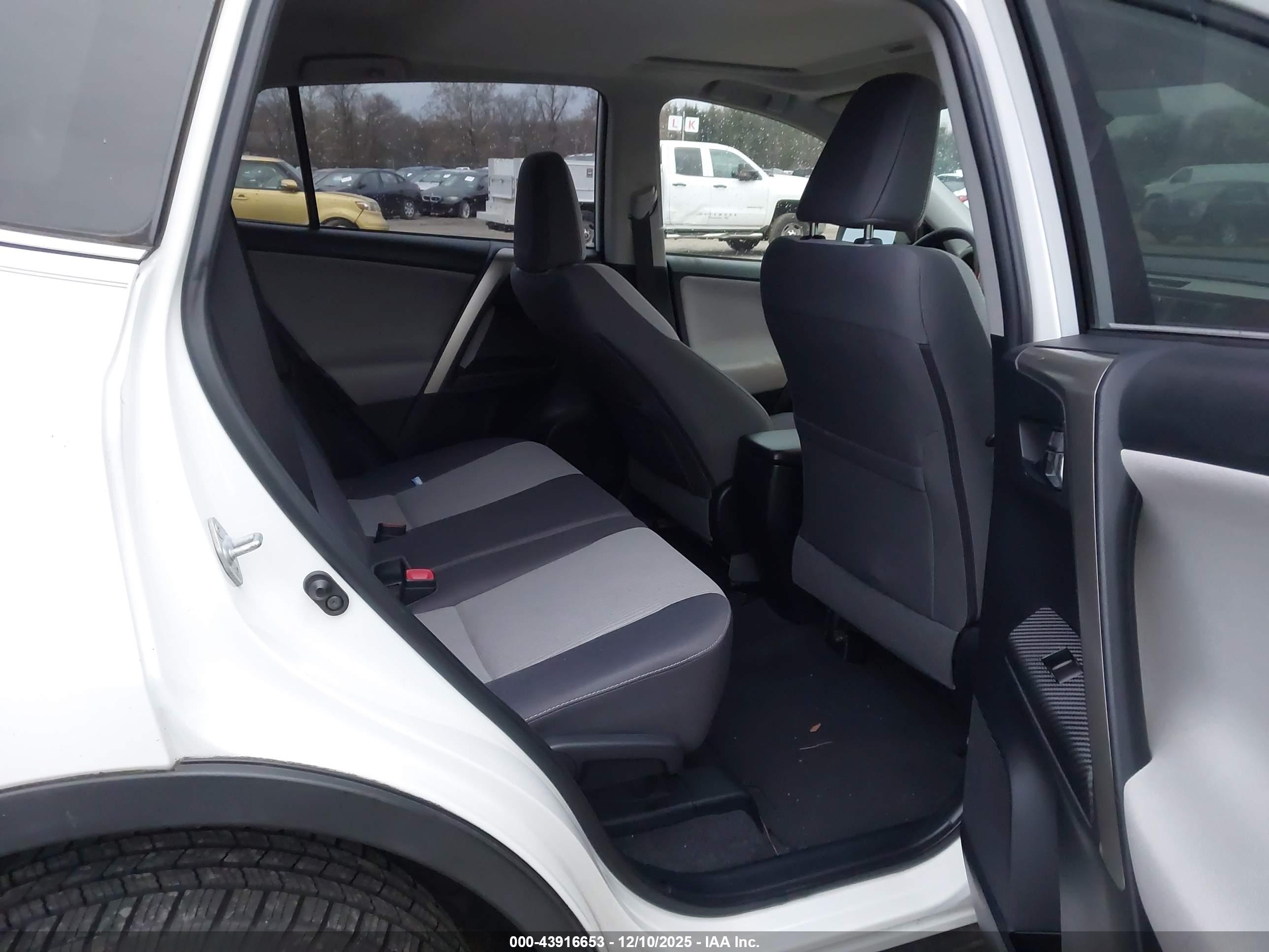 TOYOTA RAV4 image 8