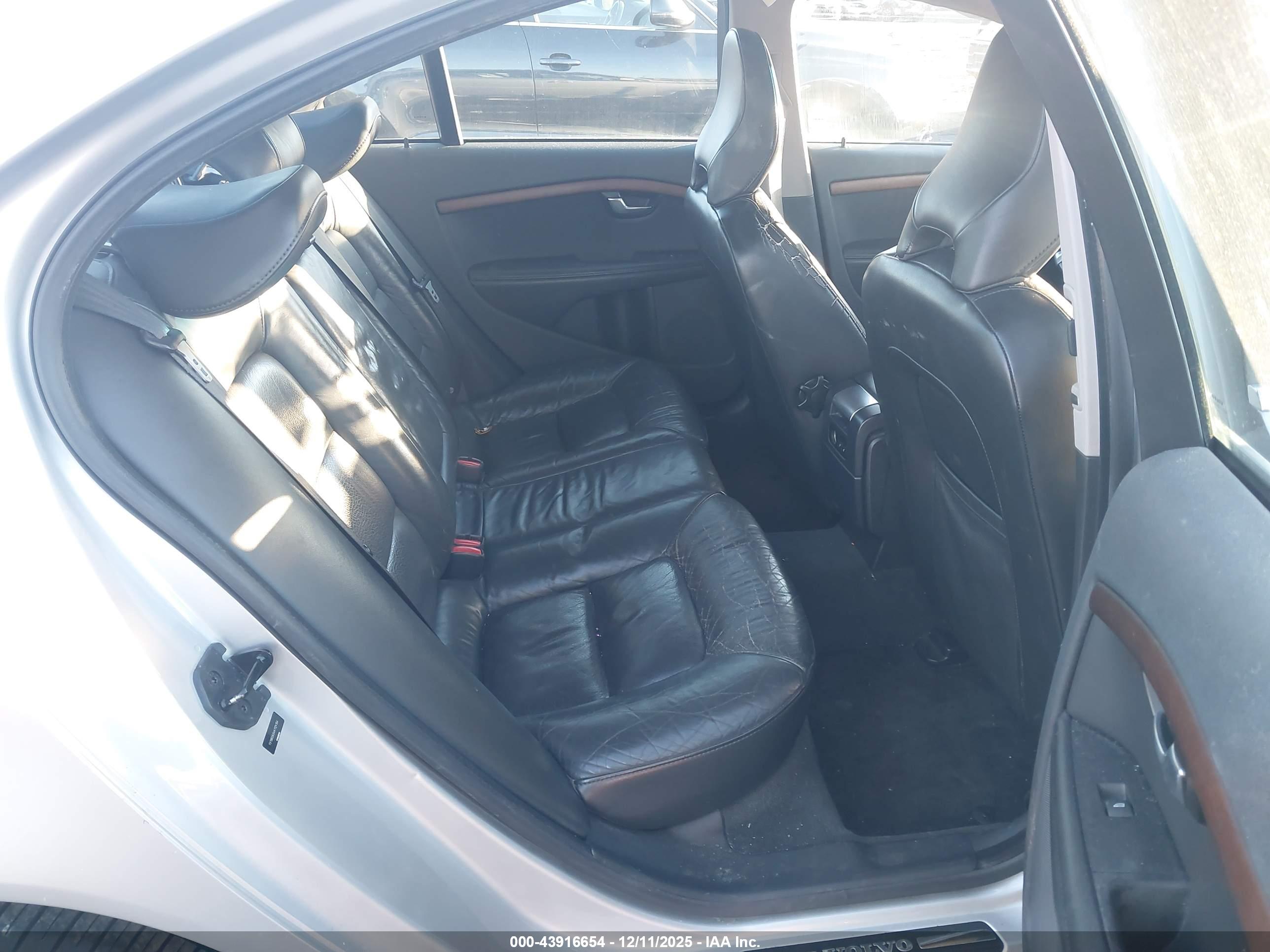 VOLVO S80 image 8