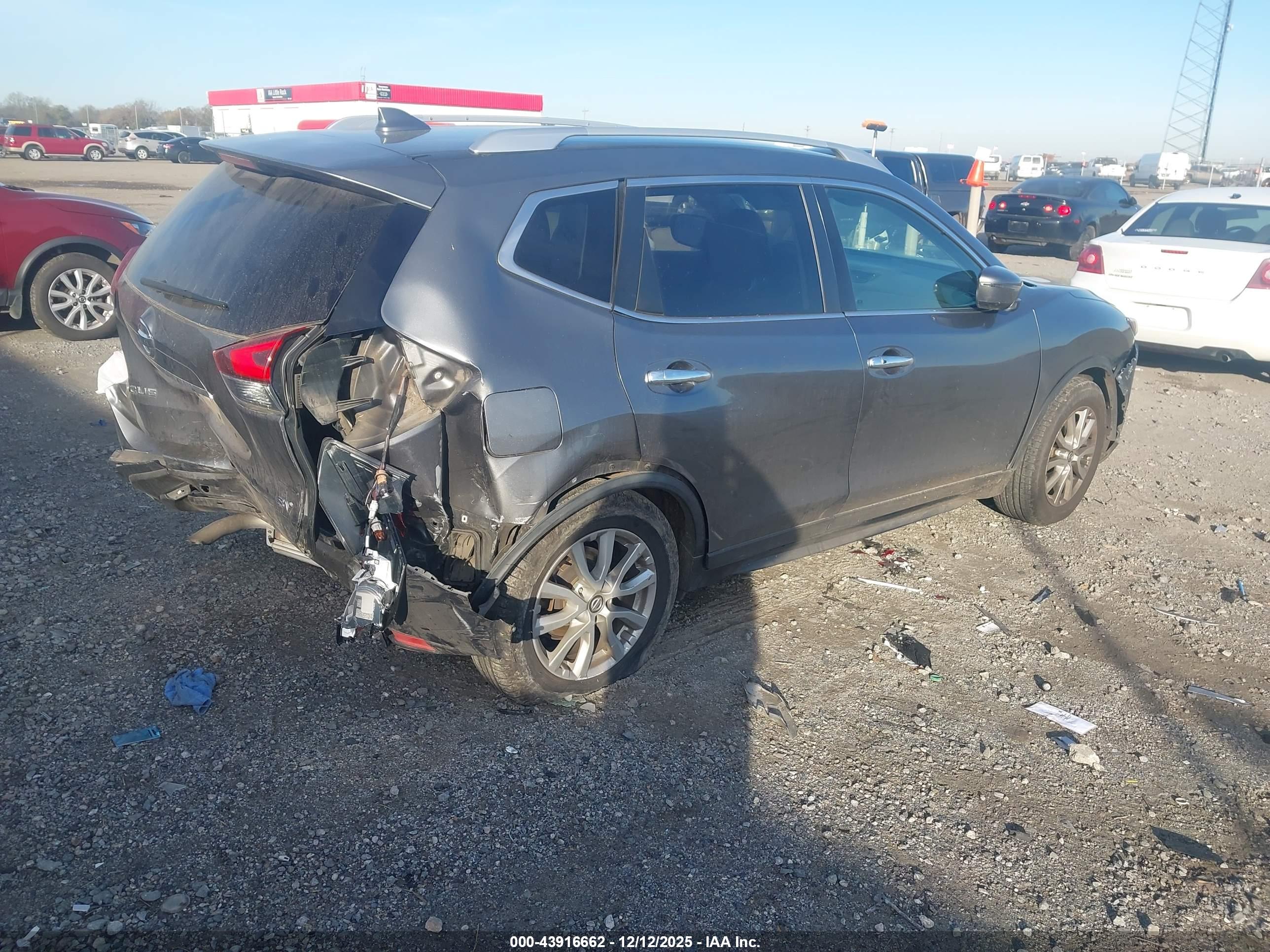 NISSAN ROGUE image 4