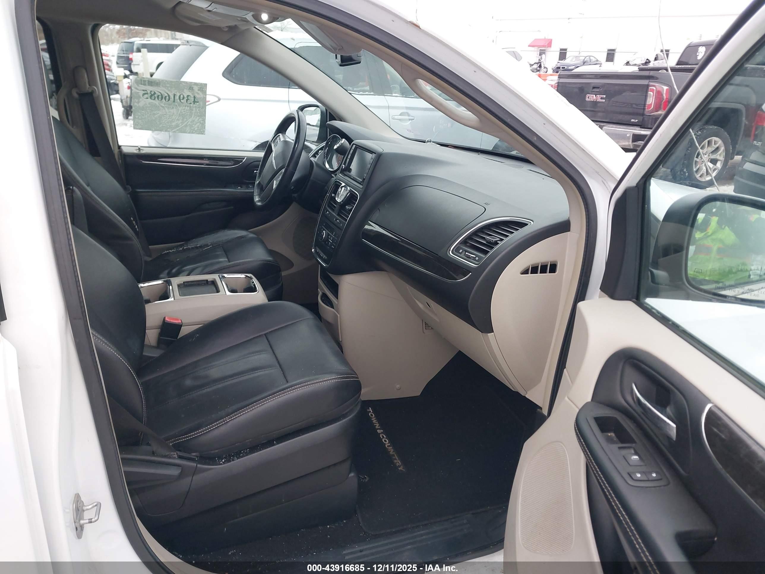 CHRYSLER TOWN image 5