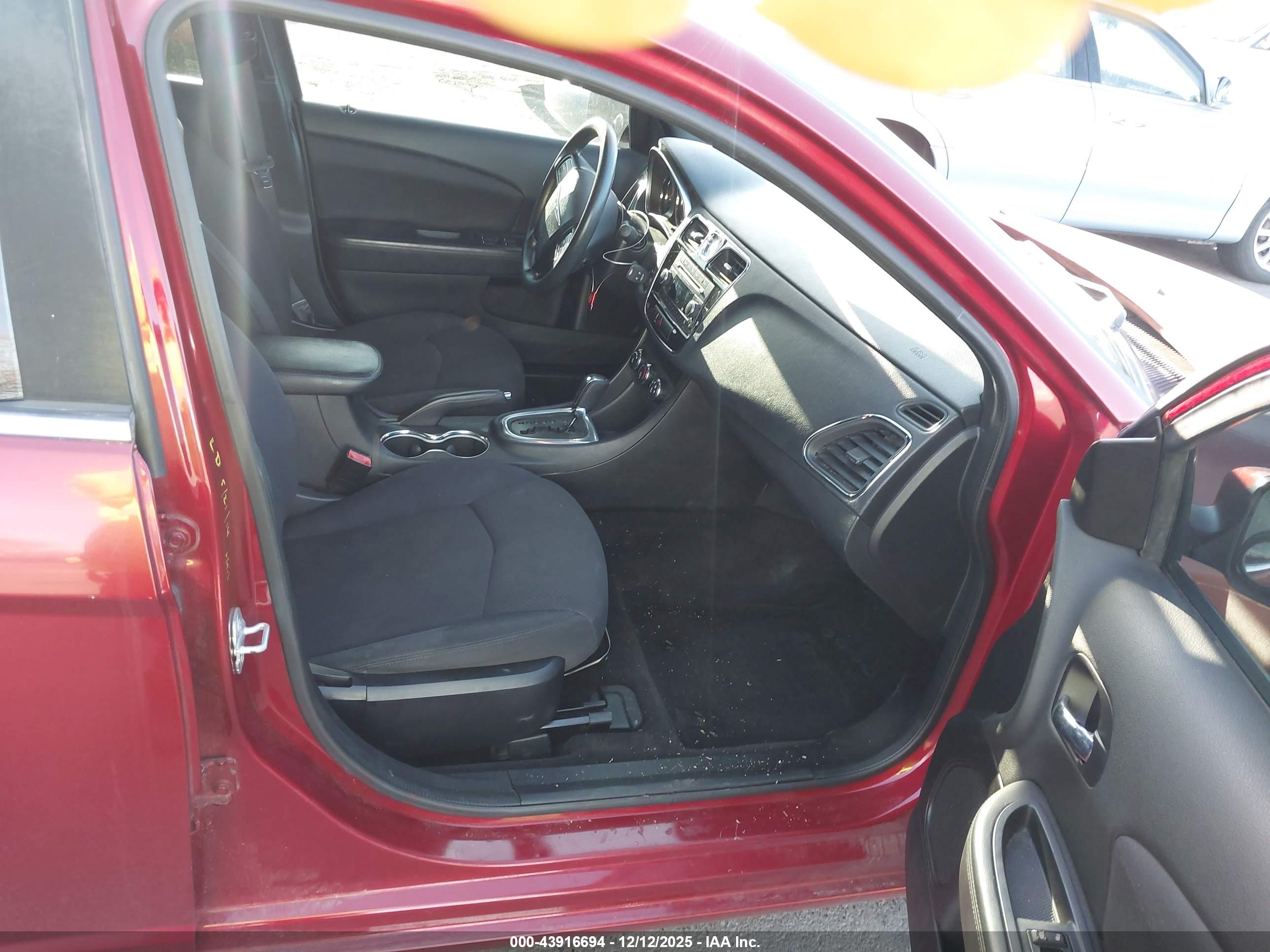 CHRYSLER 200 image 5