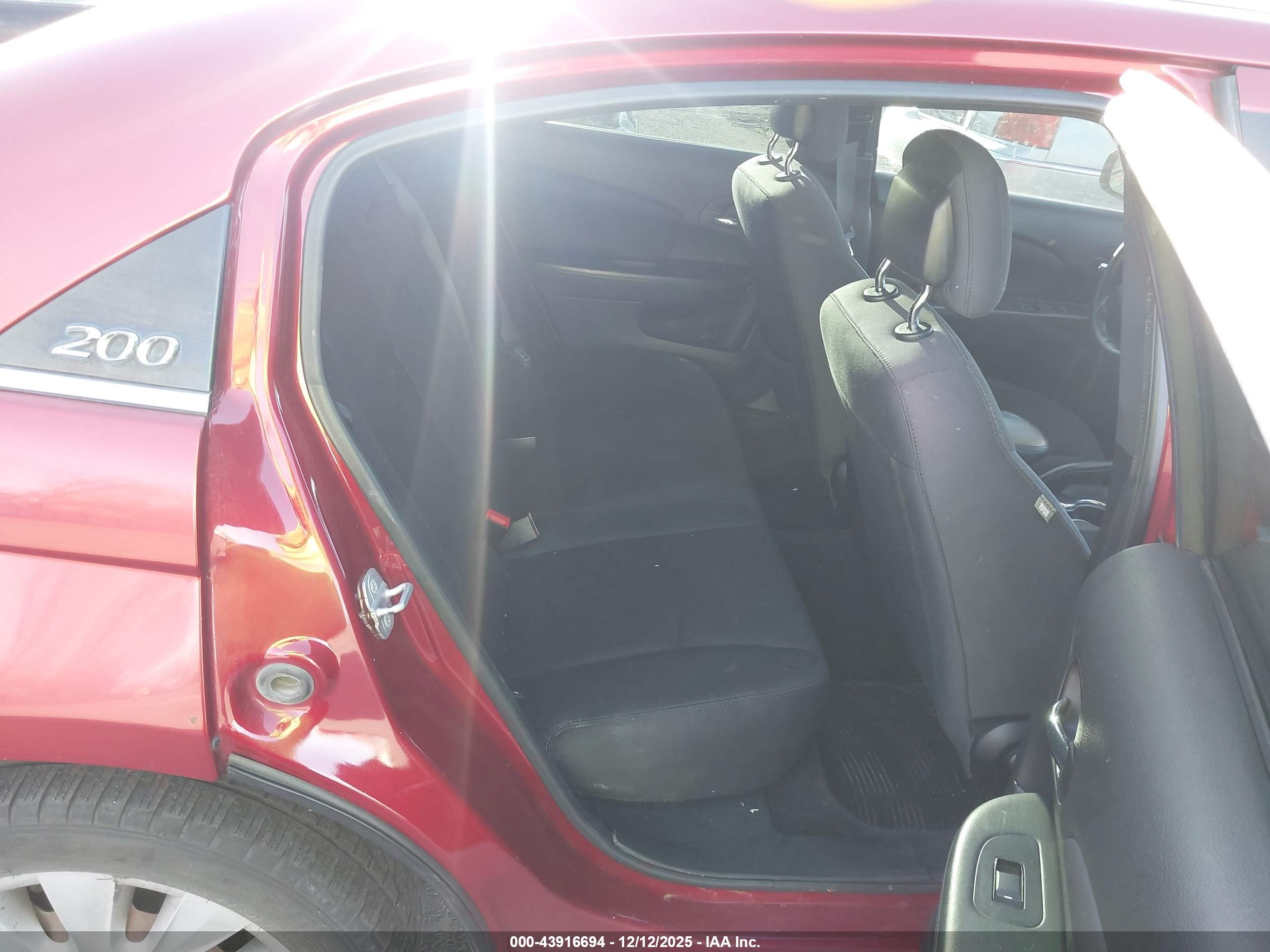 CHRYSLER 200 image 8