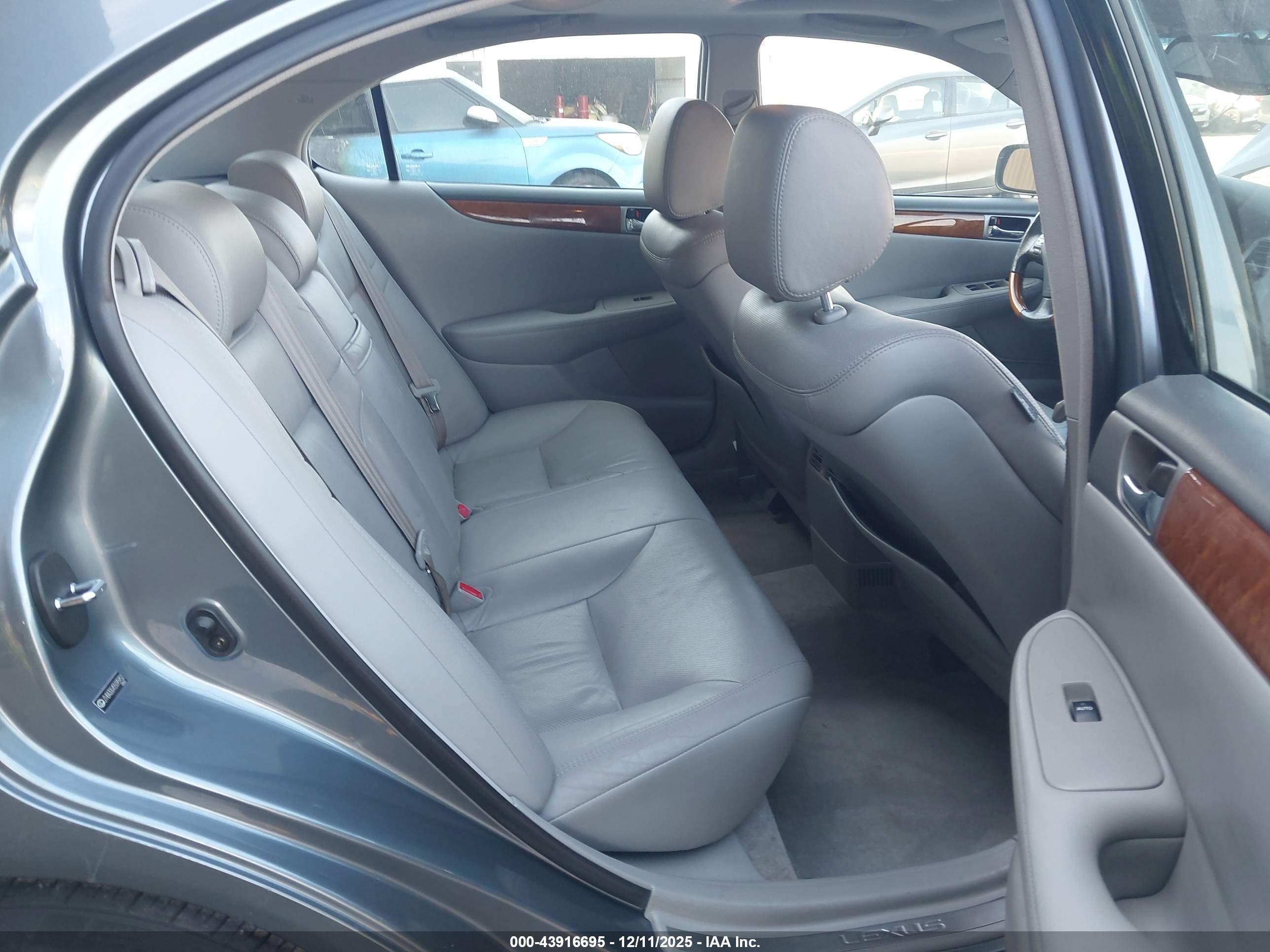 LEXUS ES image 8