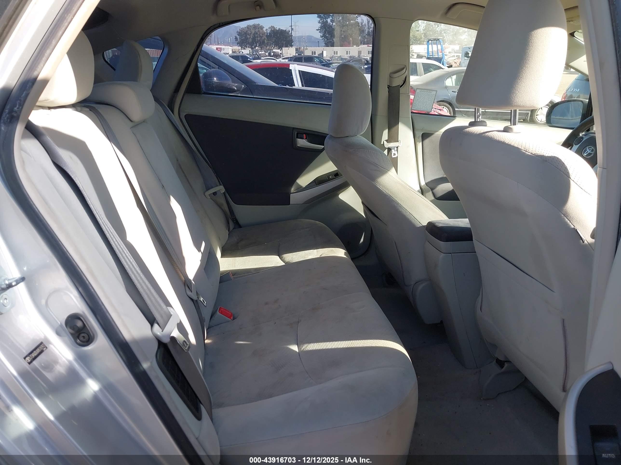 TOYOTA PRIUS image 8