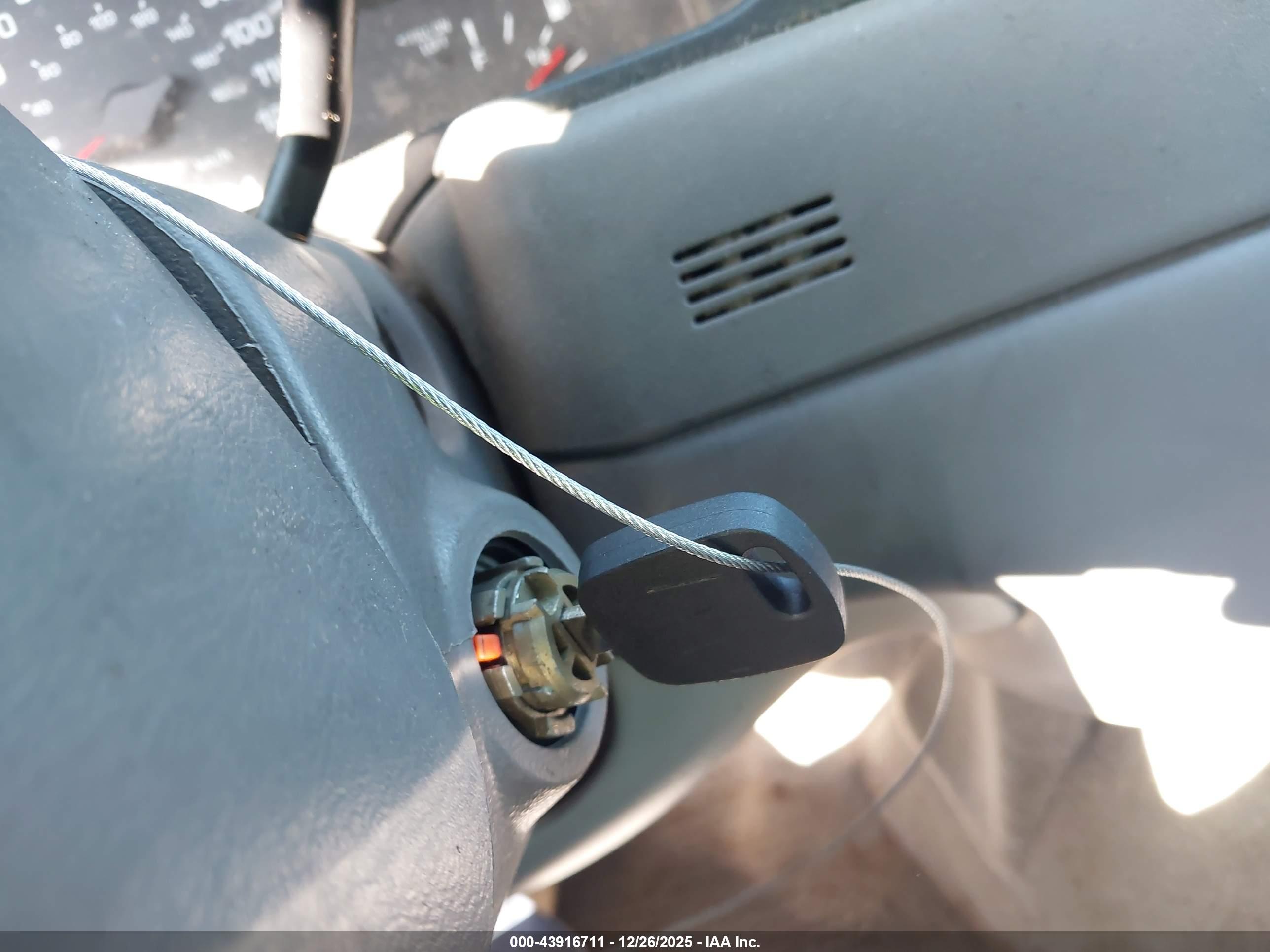 LINCOLN TOWN image 11