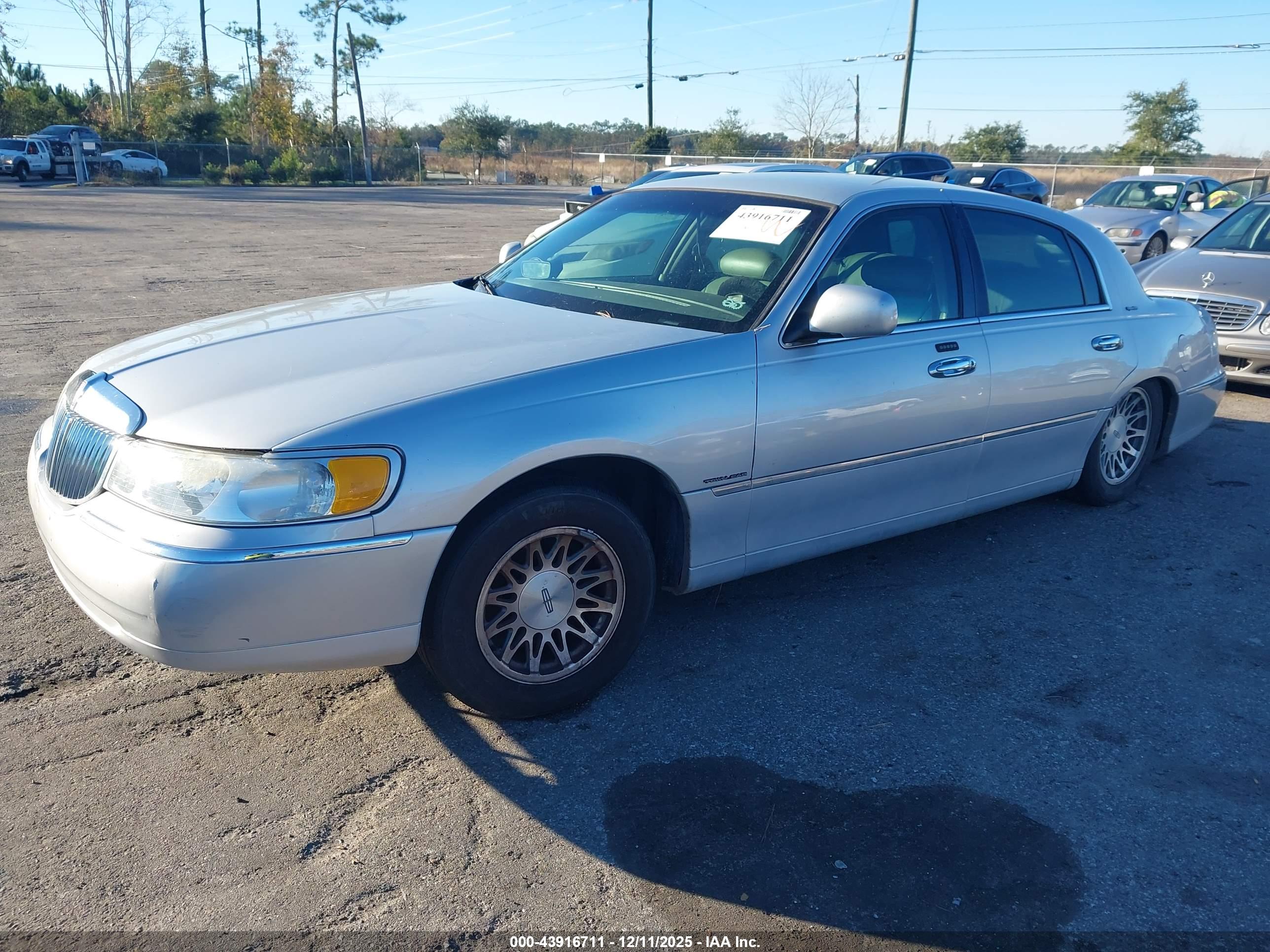 LINCOLN TOWN image 2