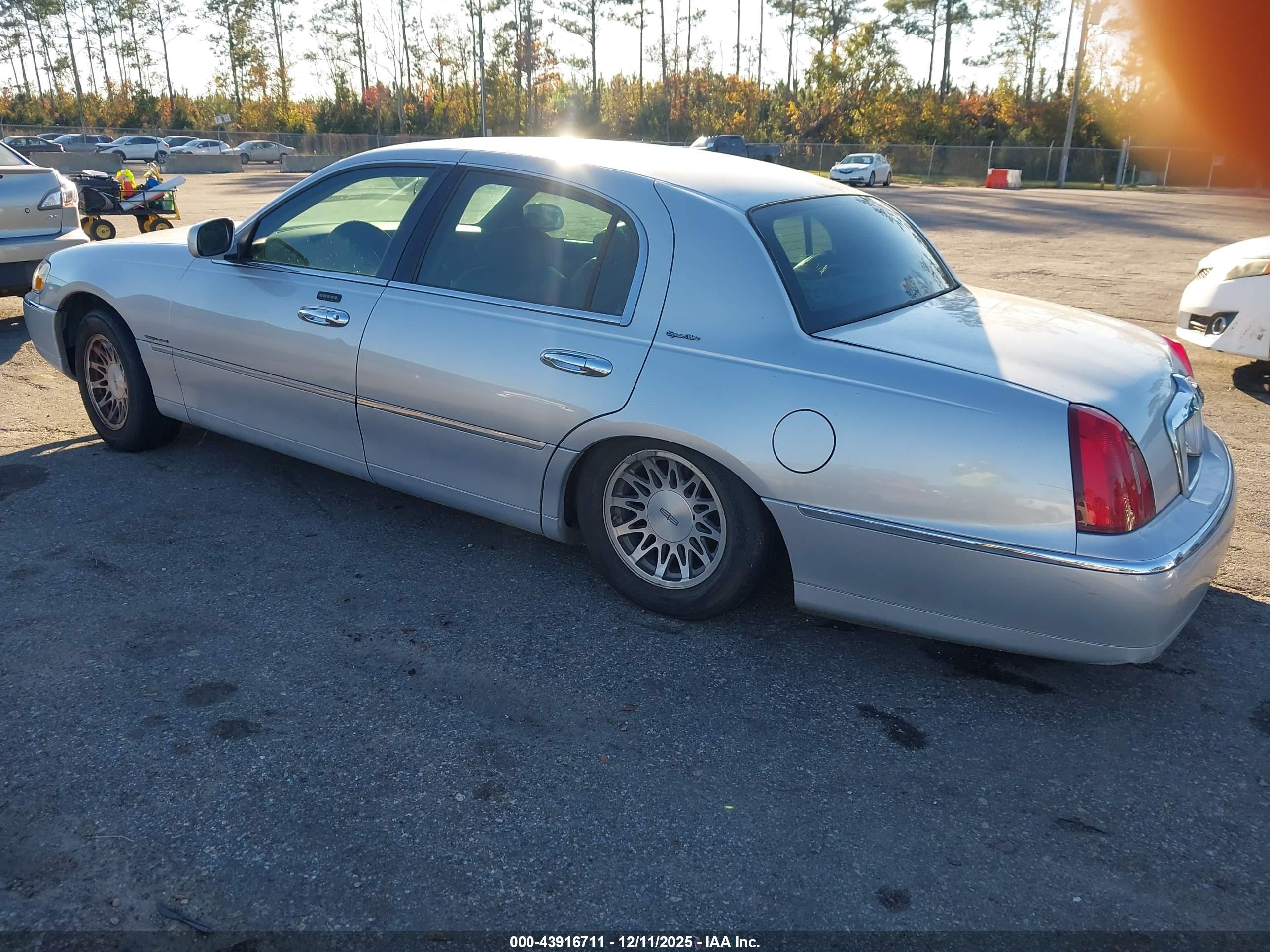 LINCOLN TOWN image 3