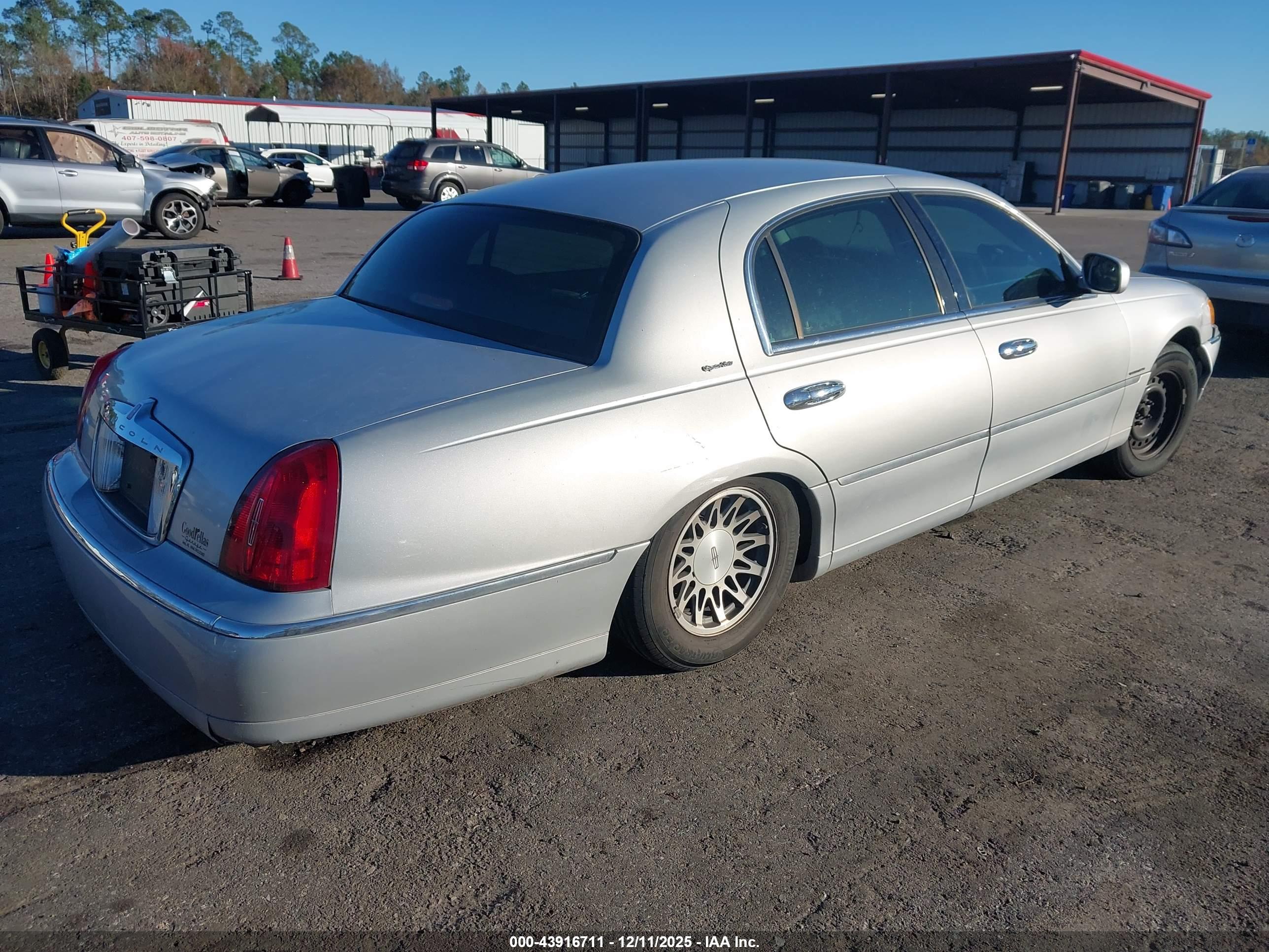 LINCOLN TOWN image 4