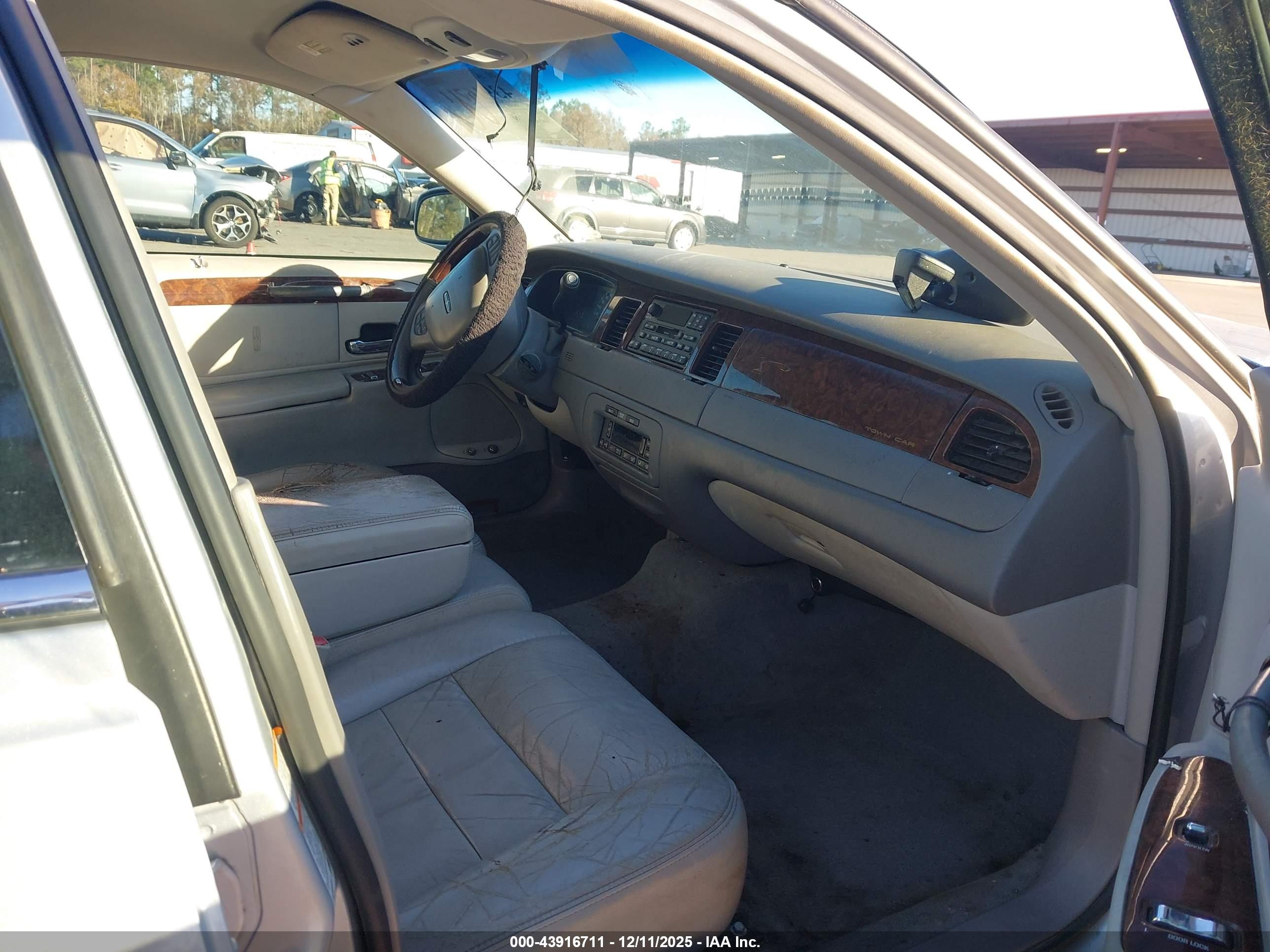 LINCOLN TOWN image 5