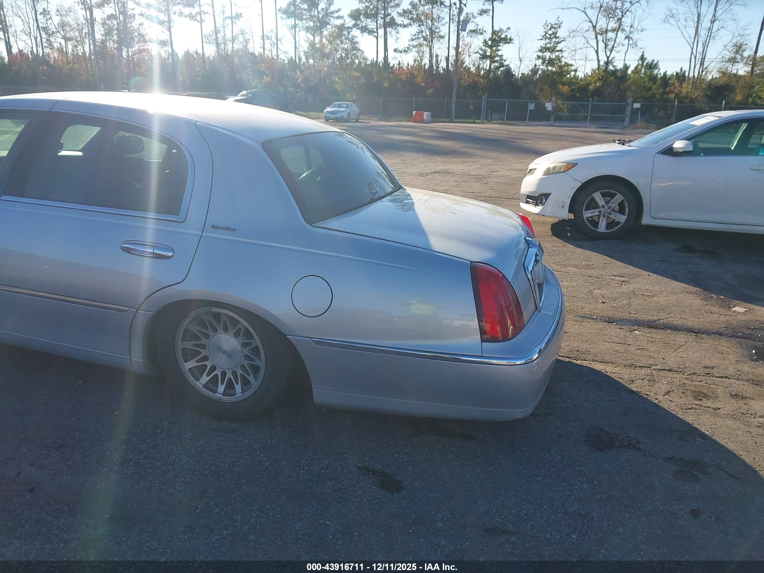 LINCOLN TOWN image 6