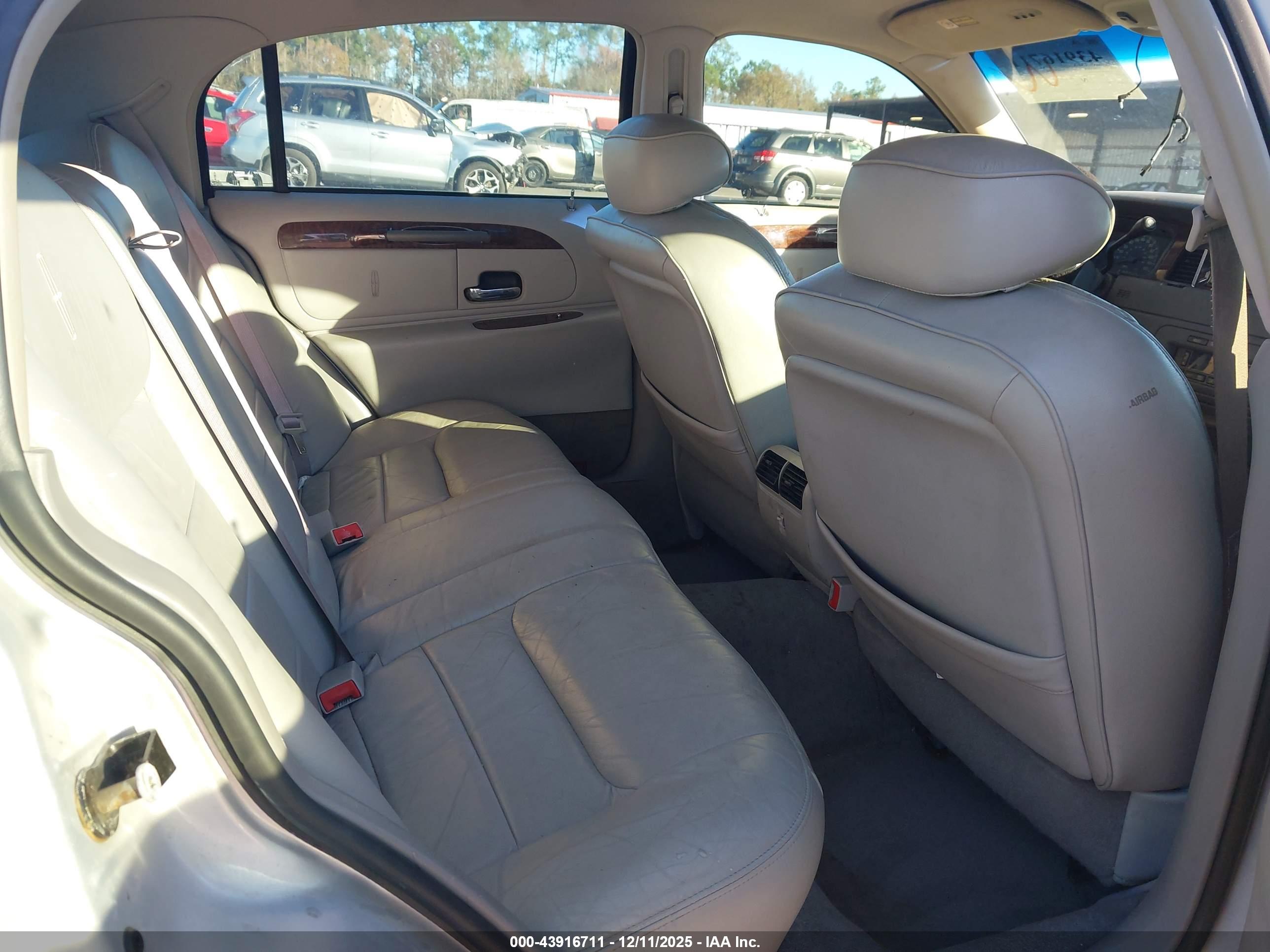 LINCOLN TOWN image 8