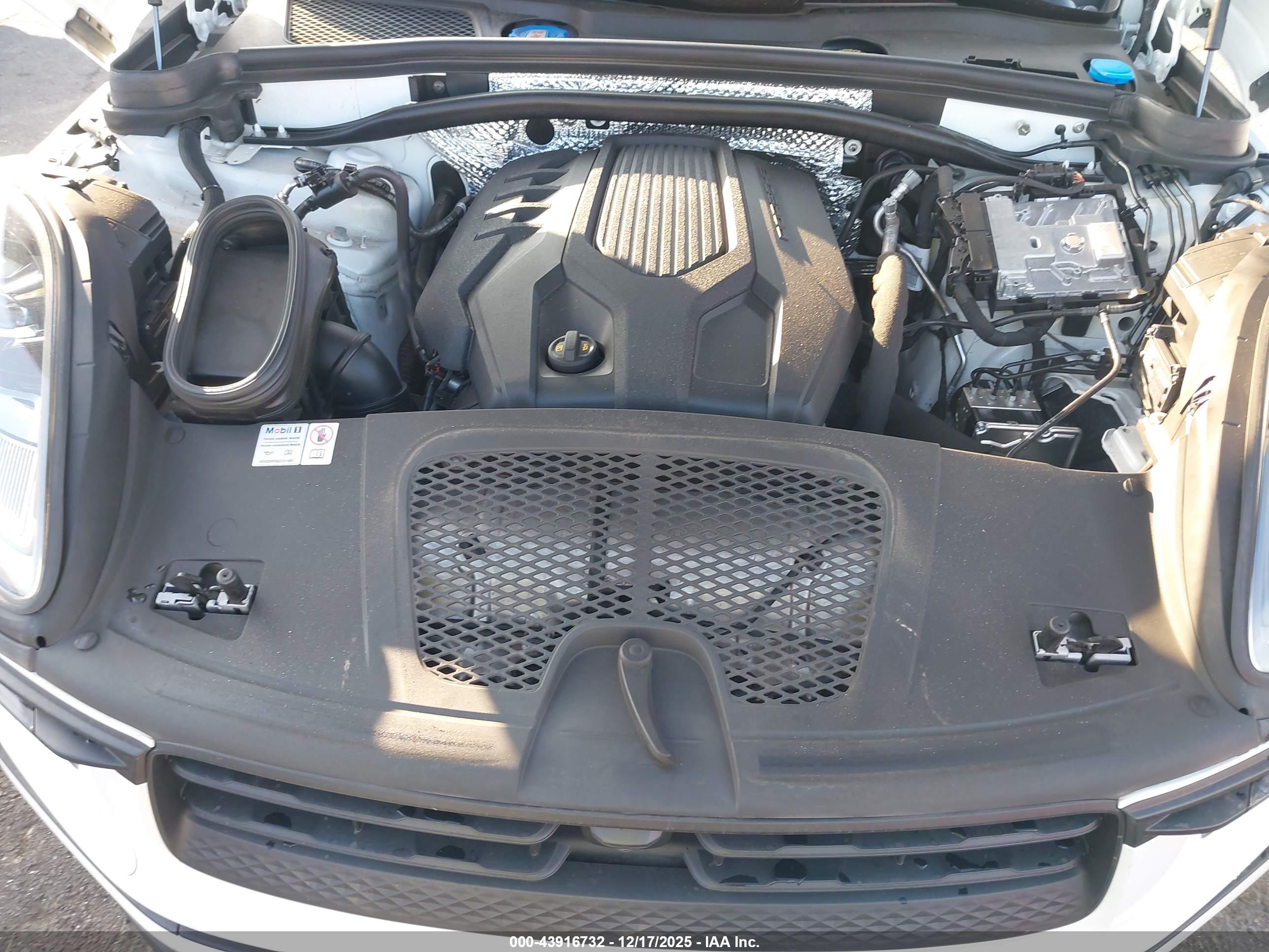 PORSCHE MACAN image 10
